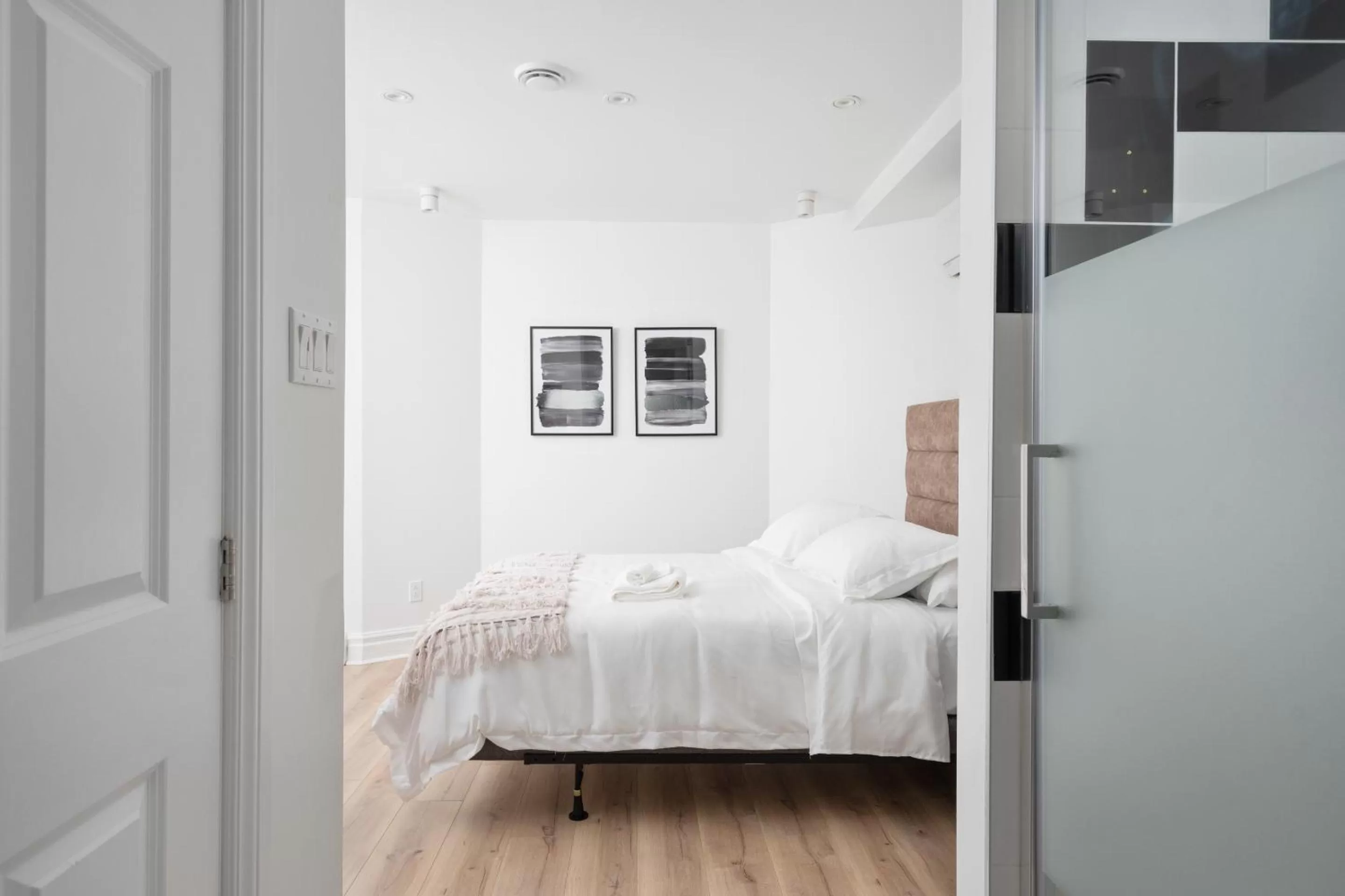 Bed in Le Penfield Par Nomade MTL