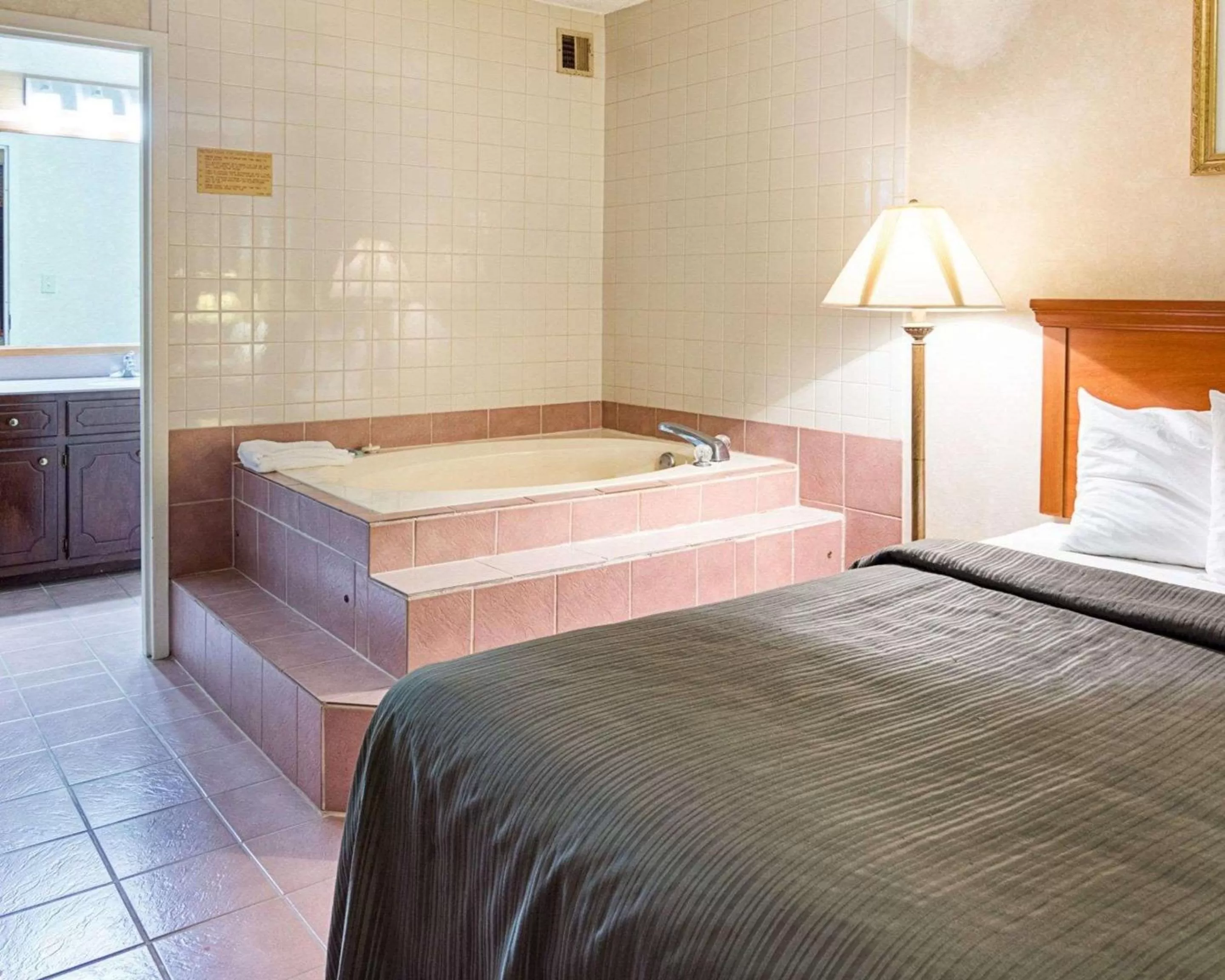 Photo of the whole room, Bed in Quality Inn Petersburg Fort Lee Area