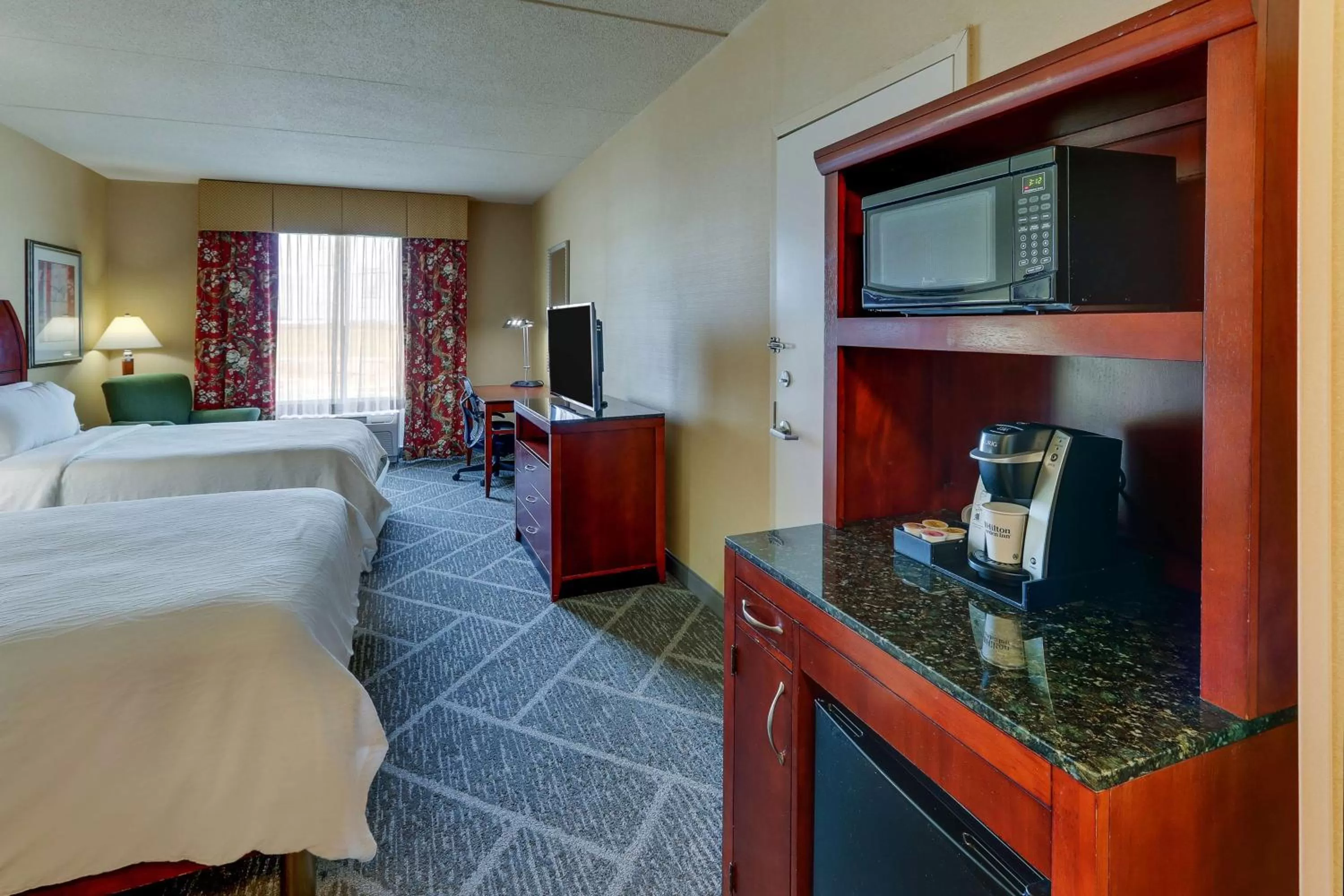 Photo of the whole room, Bed in Hilton Garden Inn Indianapolis Airport