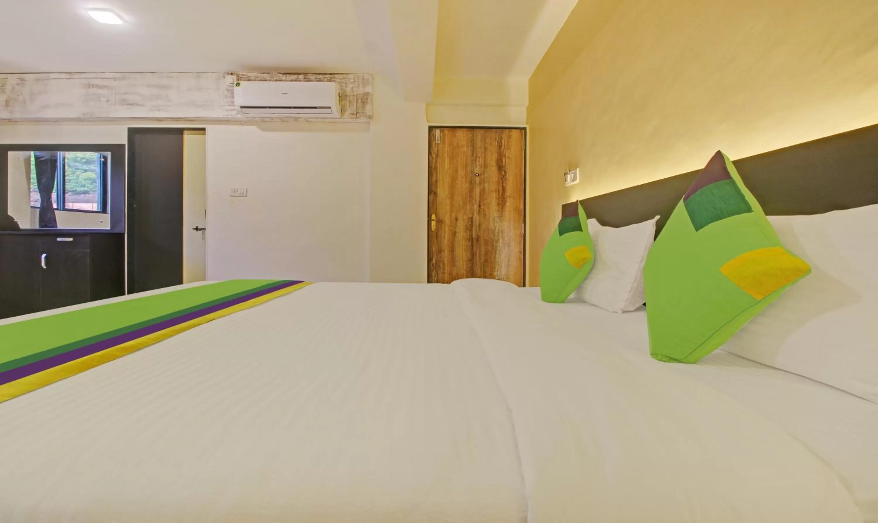 Bed in Treebo Trend Raaya Regency