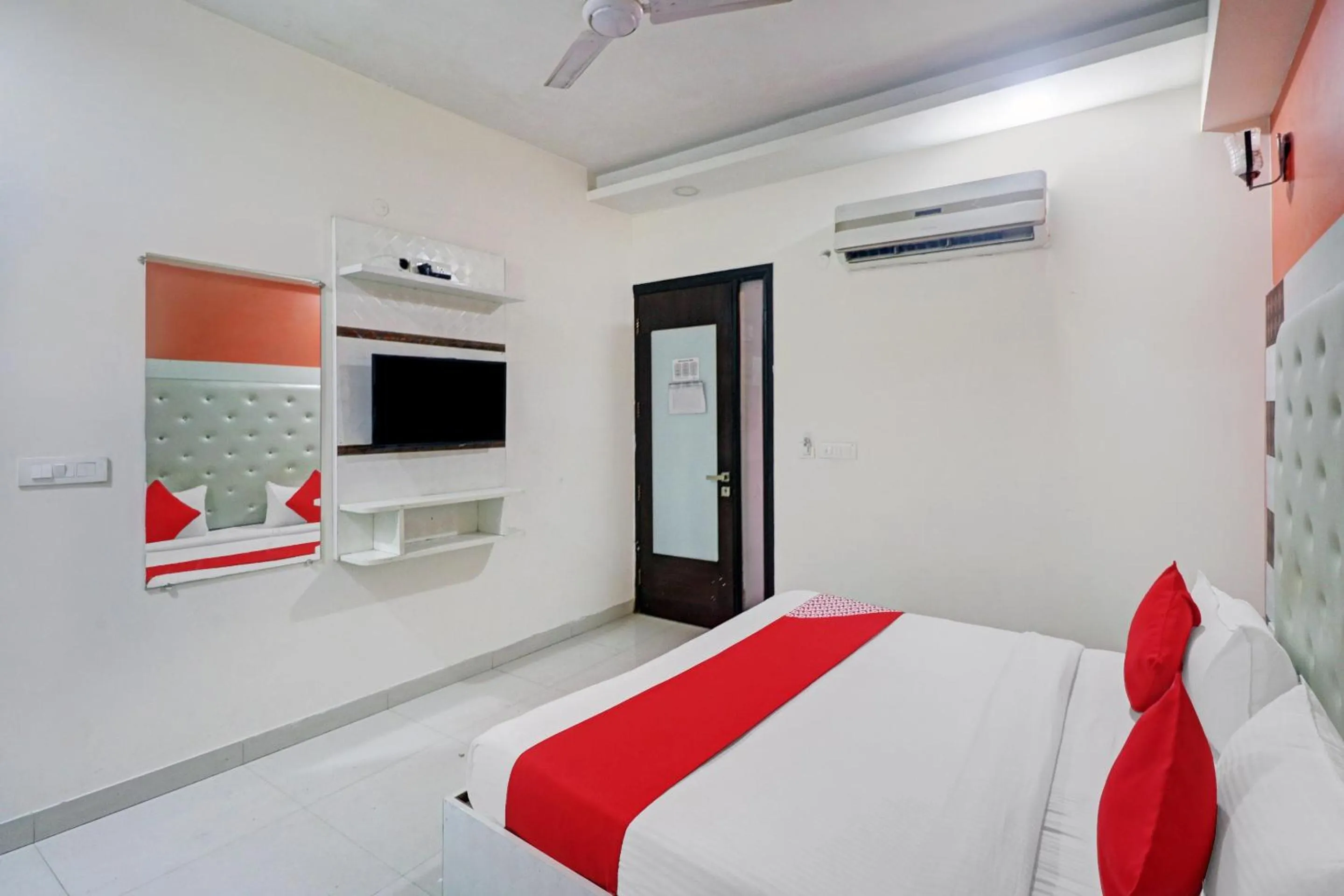 Bedroom, Bed in OYO 12675 Hotel Star Inn