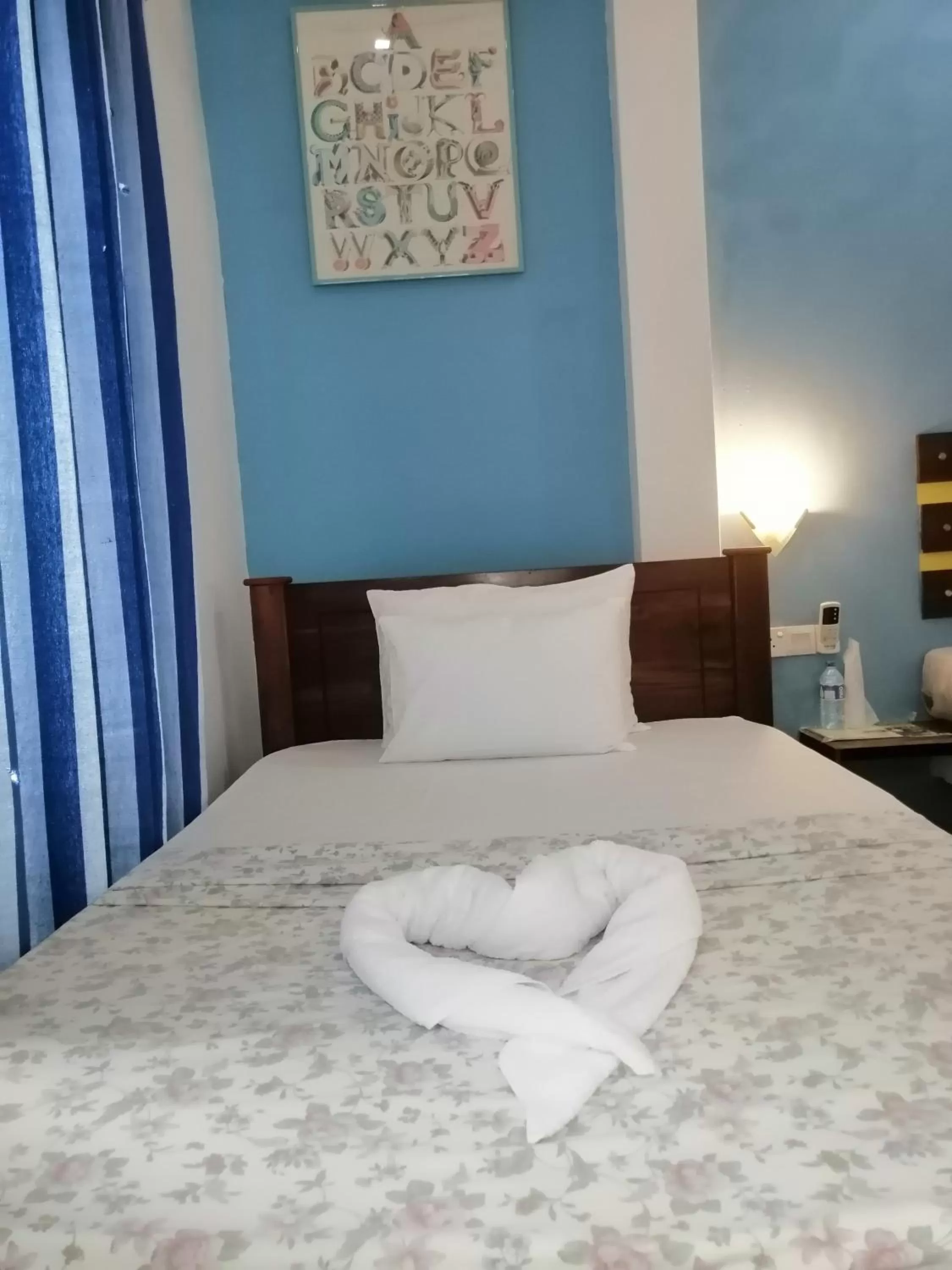 Bed in Le Petit Hotel & Restaurant