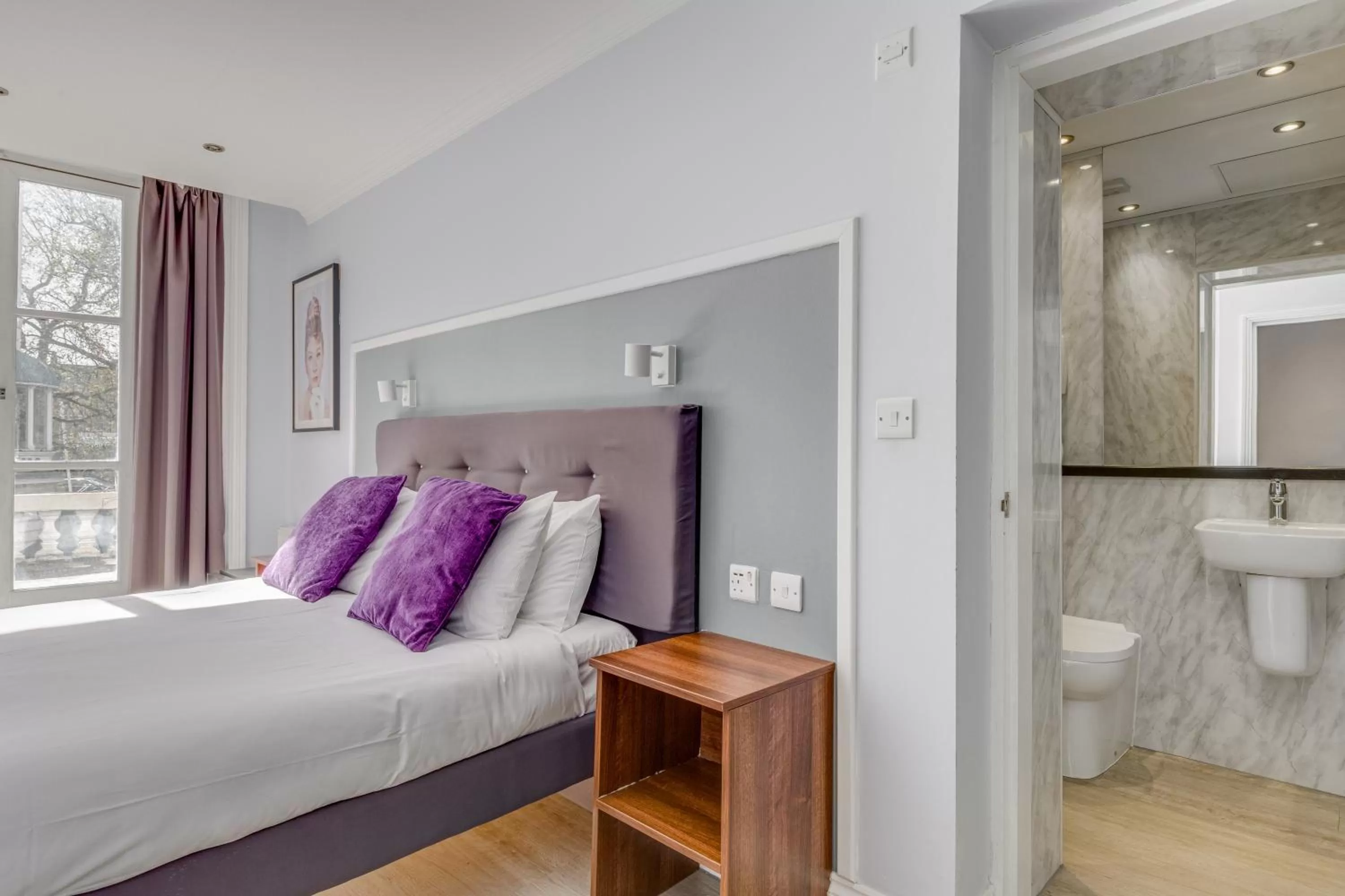 Toilet, Bed in 1 Lexham Gardens Hotel