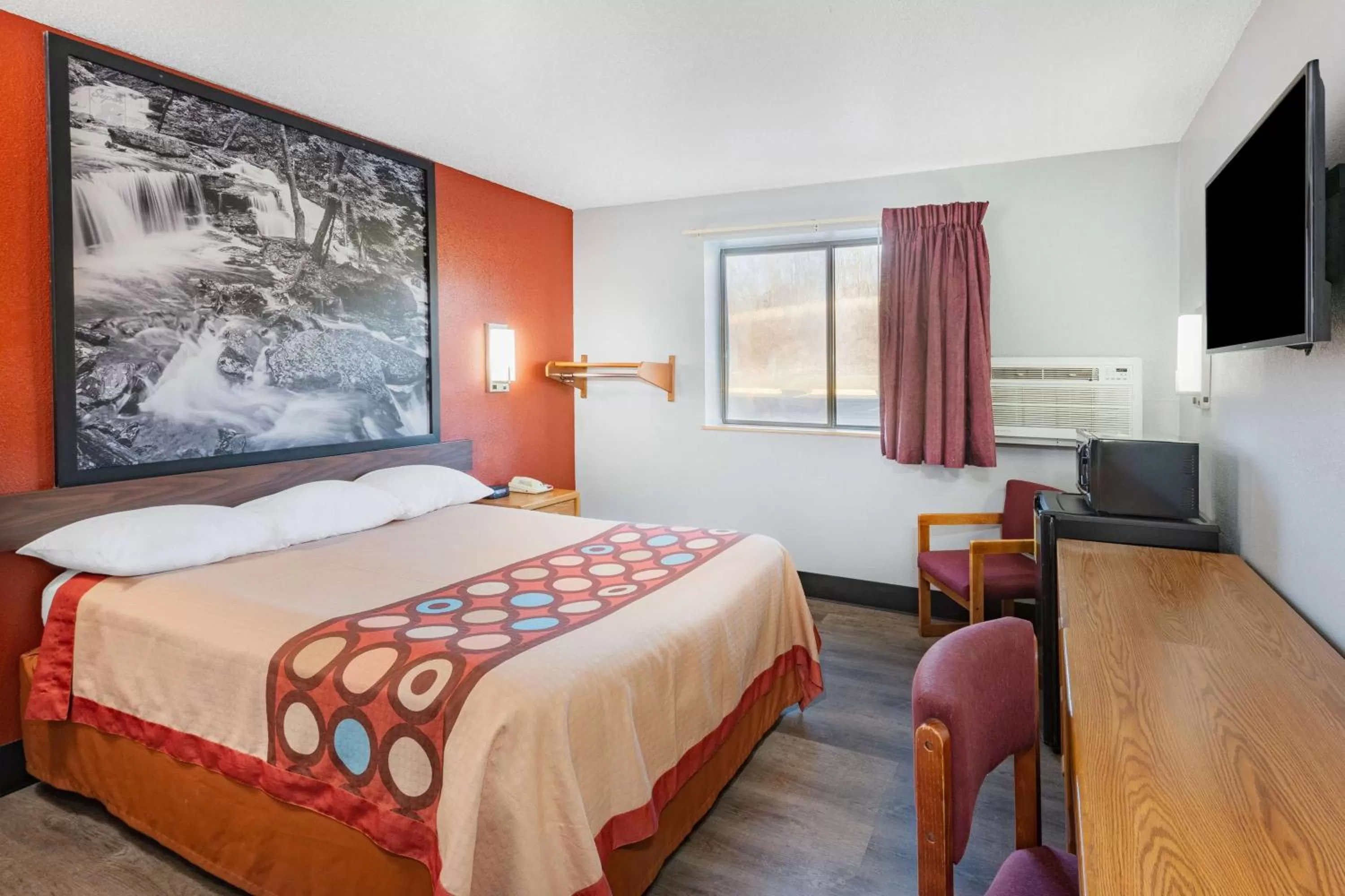 Photo of the whole room, Bed in Super 8 by Wyndham Waynesburg