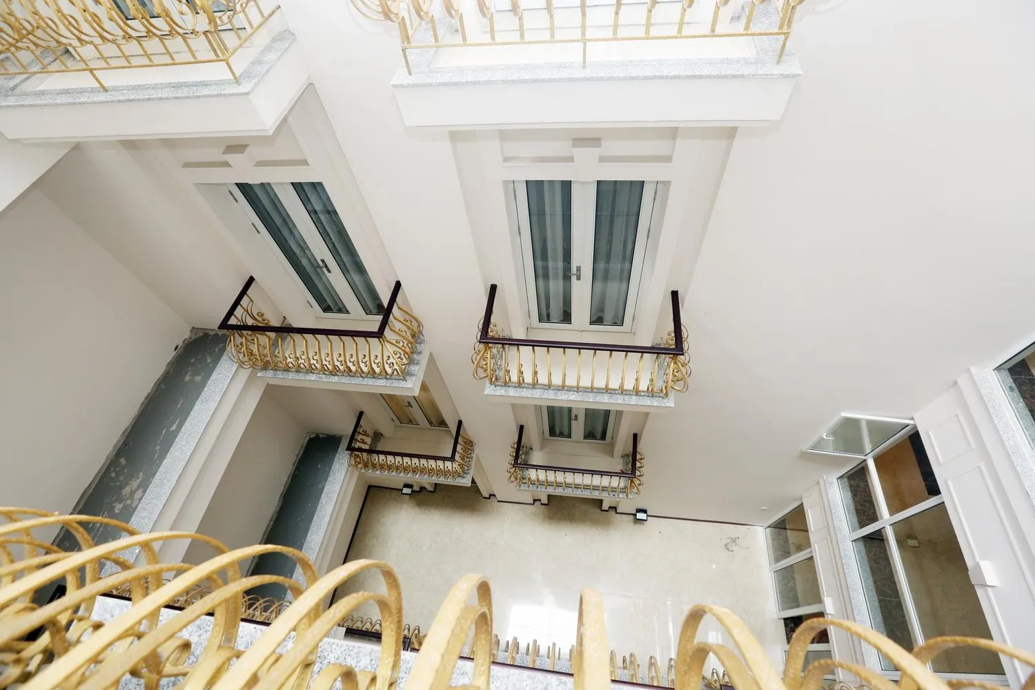 Inner courtyard view in Lenid Hotel Tho Nhuom