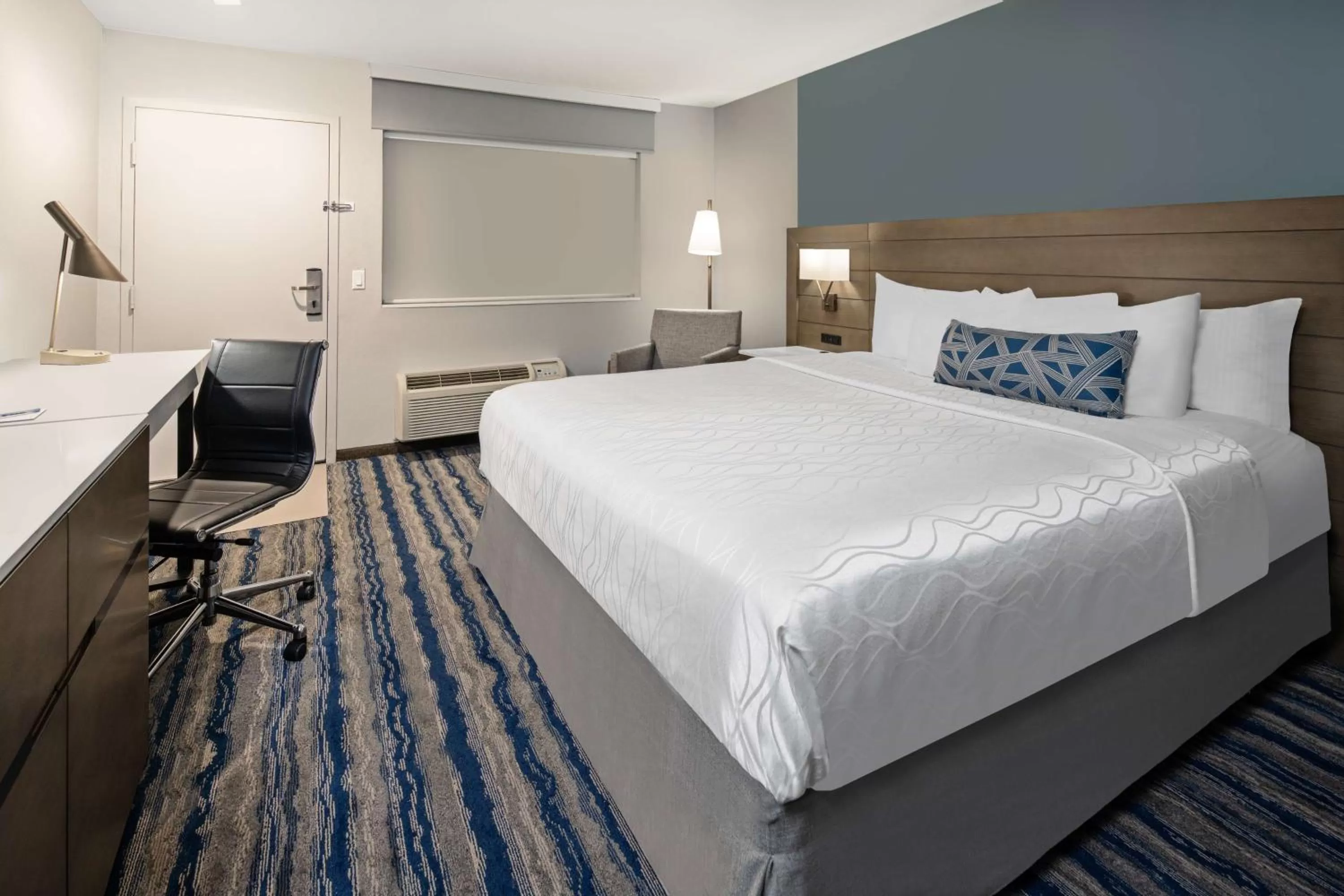 King Room with Roll-In Shower - Disability Access in Best Western San Diego/Miramar Hotel