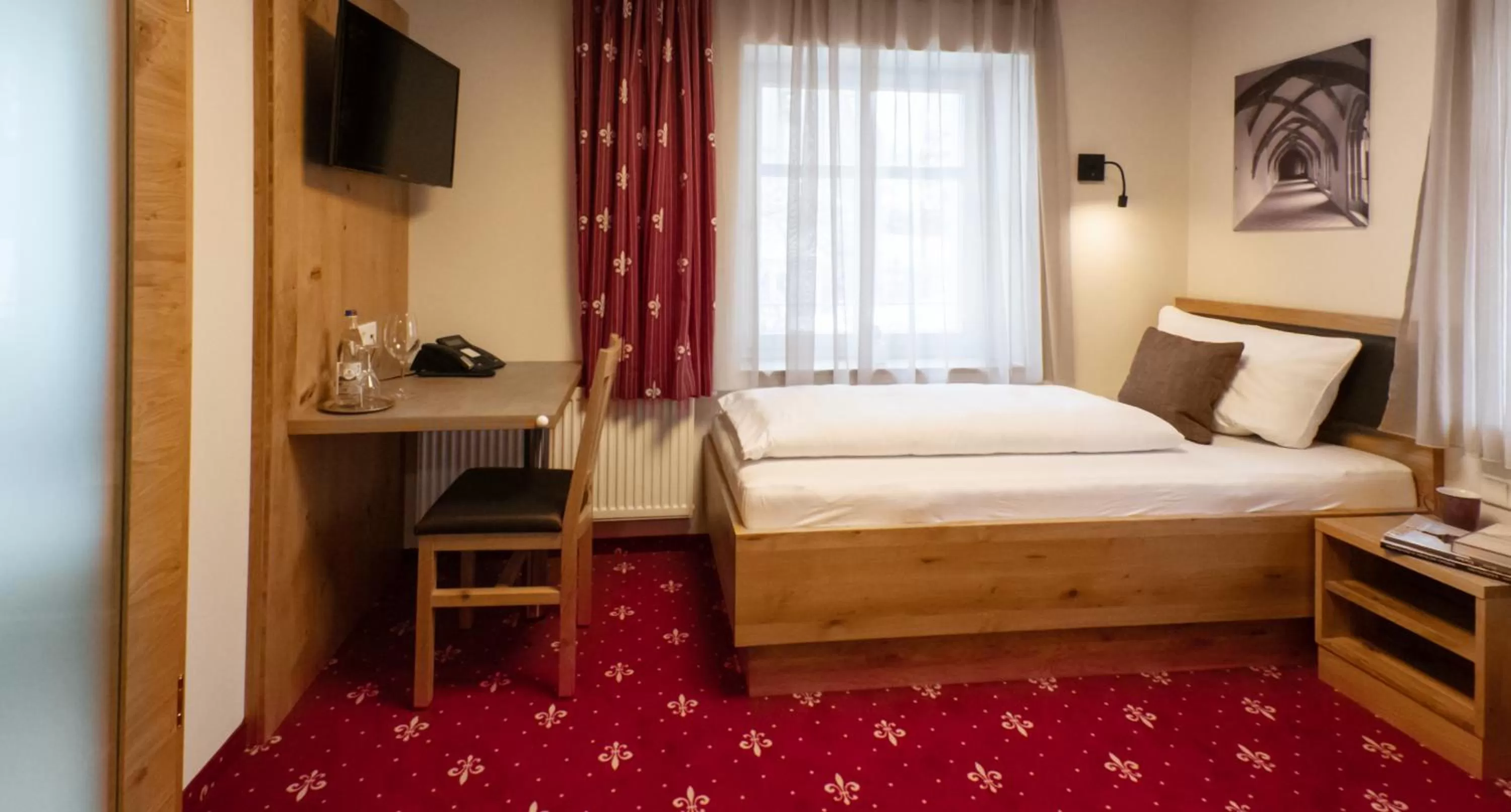 Bed in Klostergasthof Heidenheim - Hotel Garni