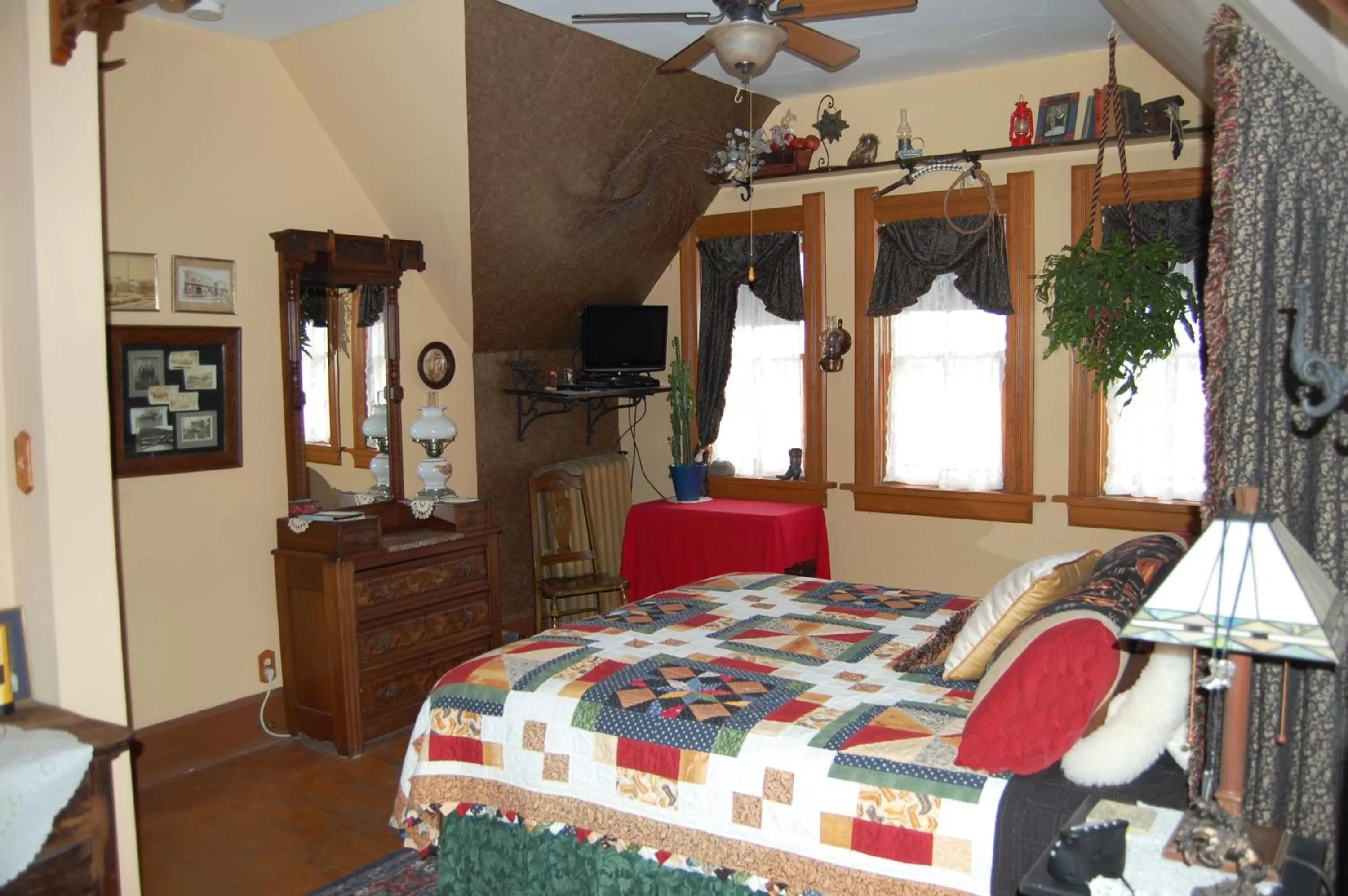 Bedroom, Bed in Schuster Mansion Bed & Breakfast