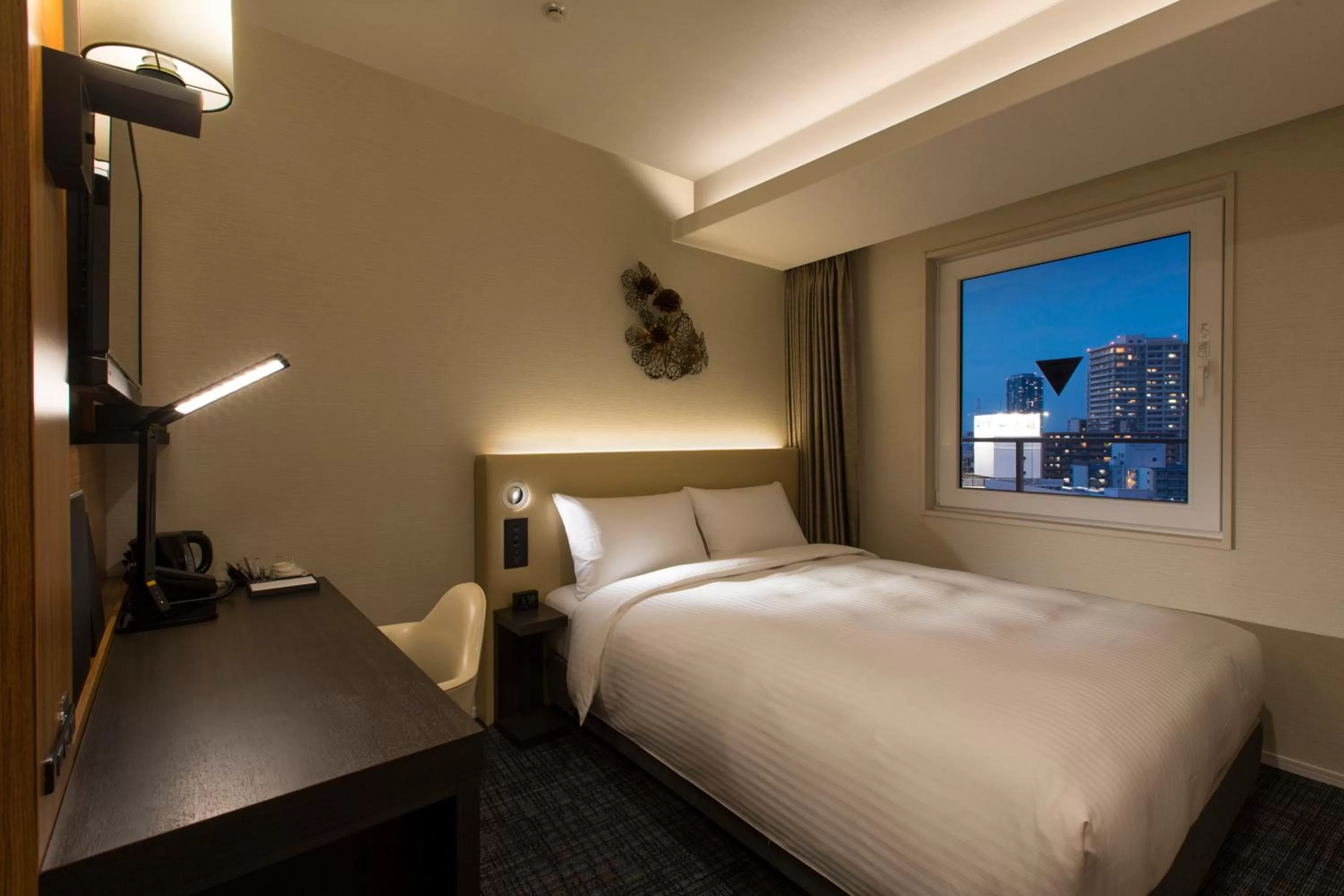 Photo of the whole room, Bed in Premier Hotel -CABIN PRESIDENT- Osaka