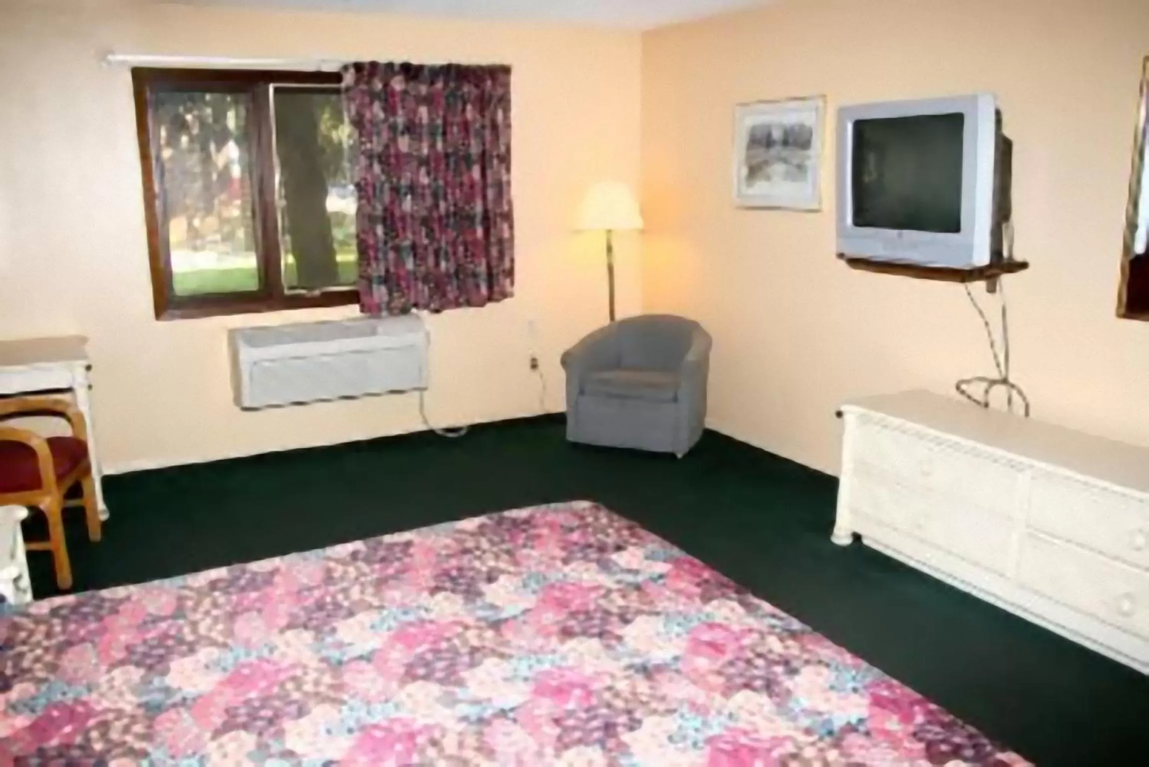 TV/Entertainment Center in Americas Best Value Inn Webster City