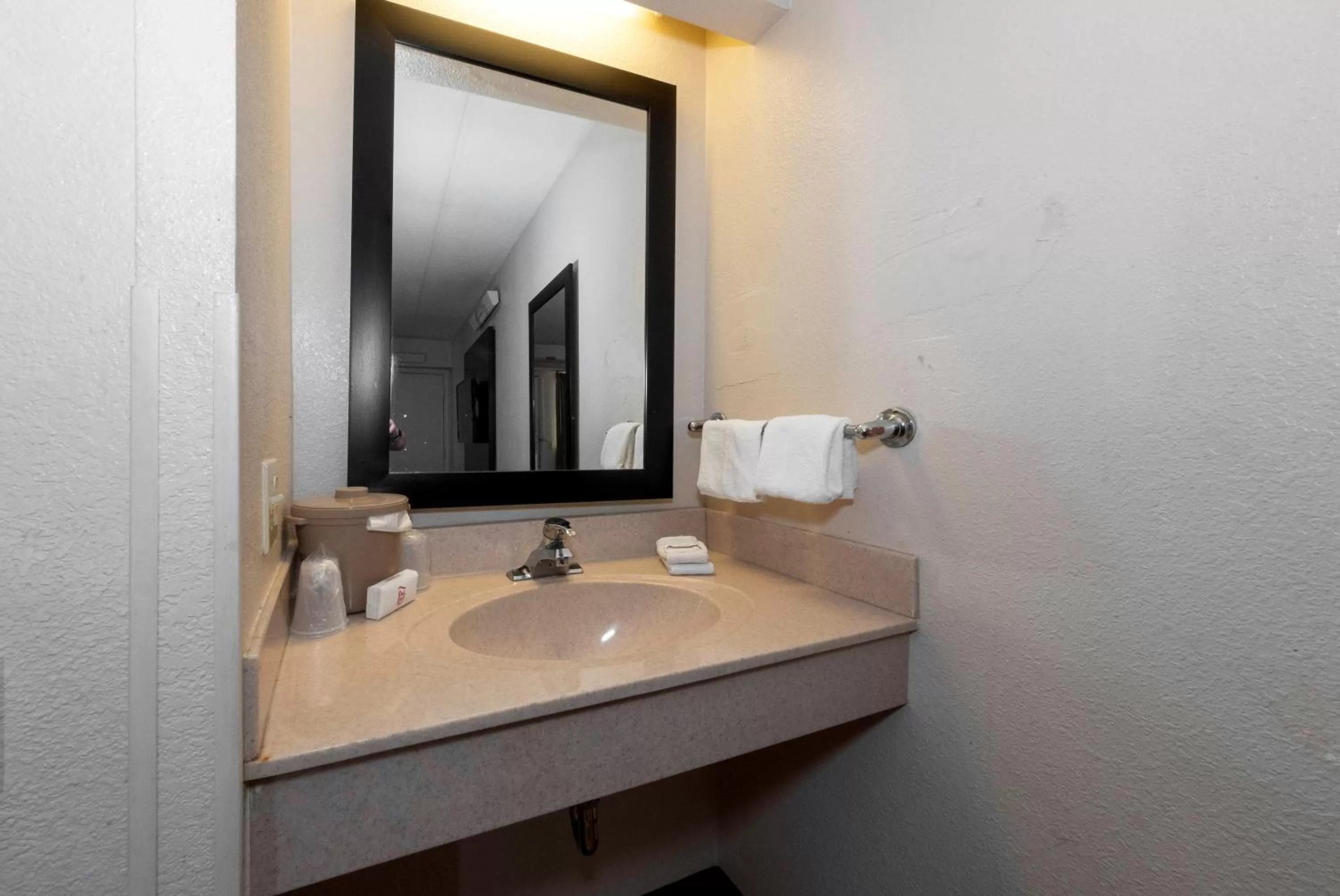 Photo of the whole room, Bathroom in Red Roof Inn Chicago - Lansing