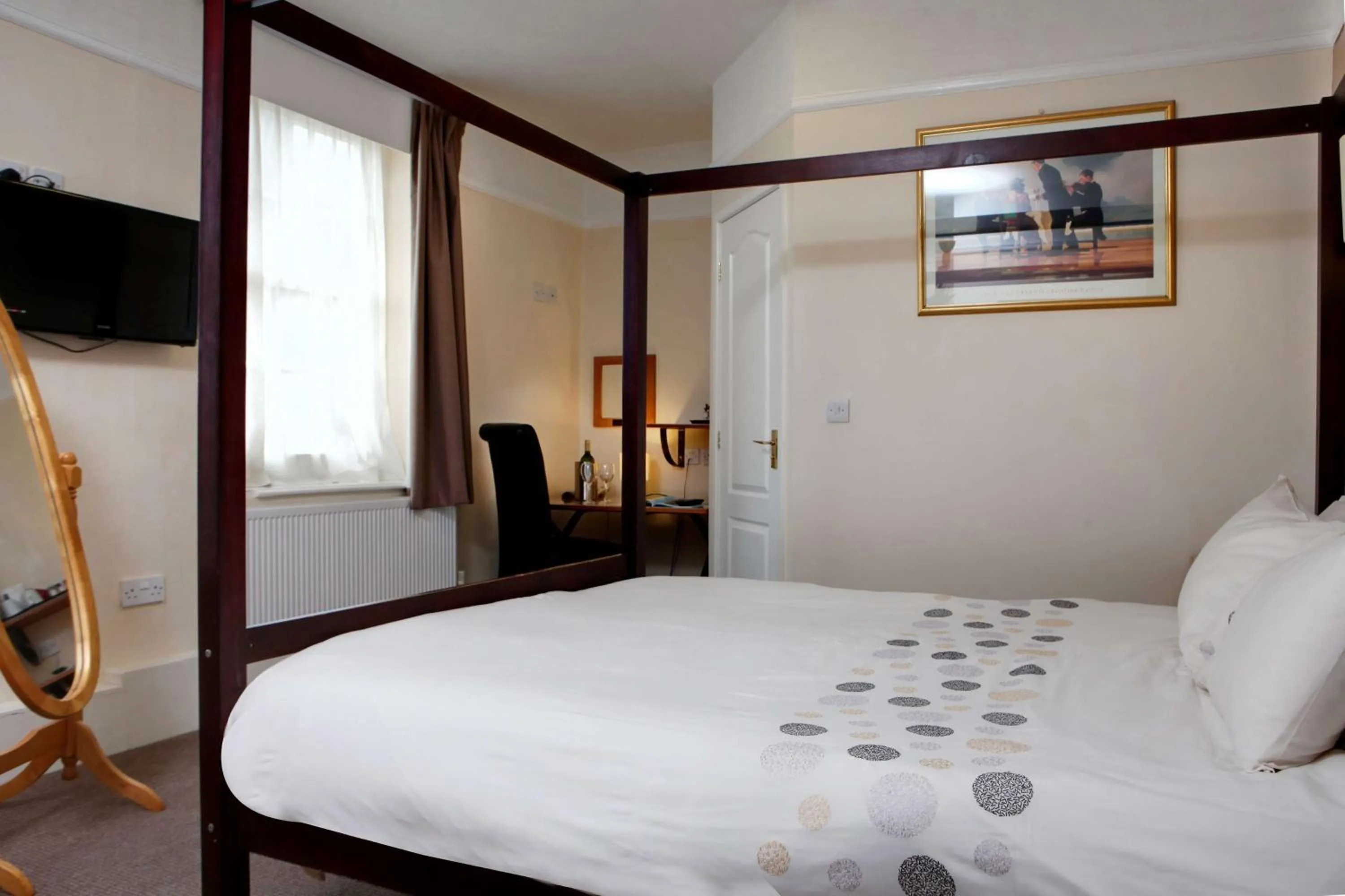 Bedroom, Bed in Deincourt Hotel