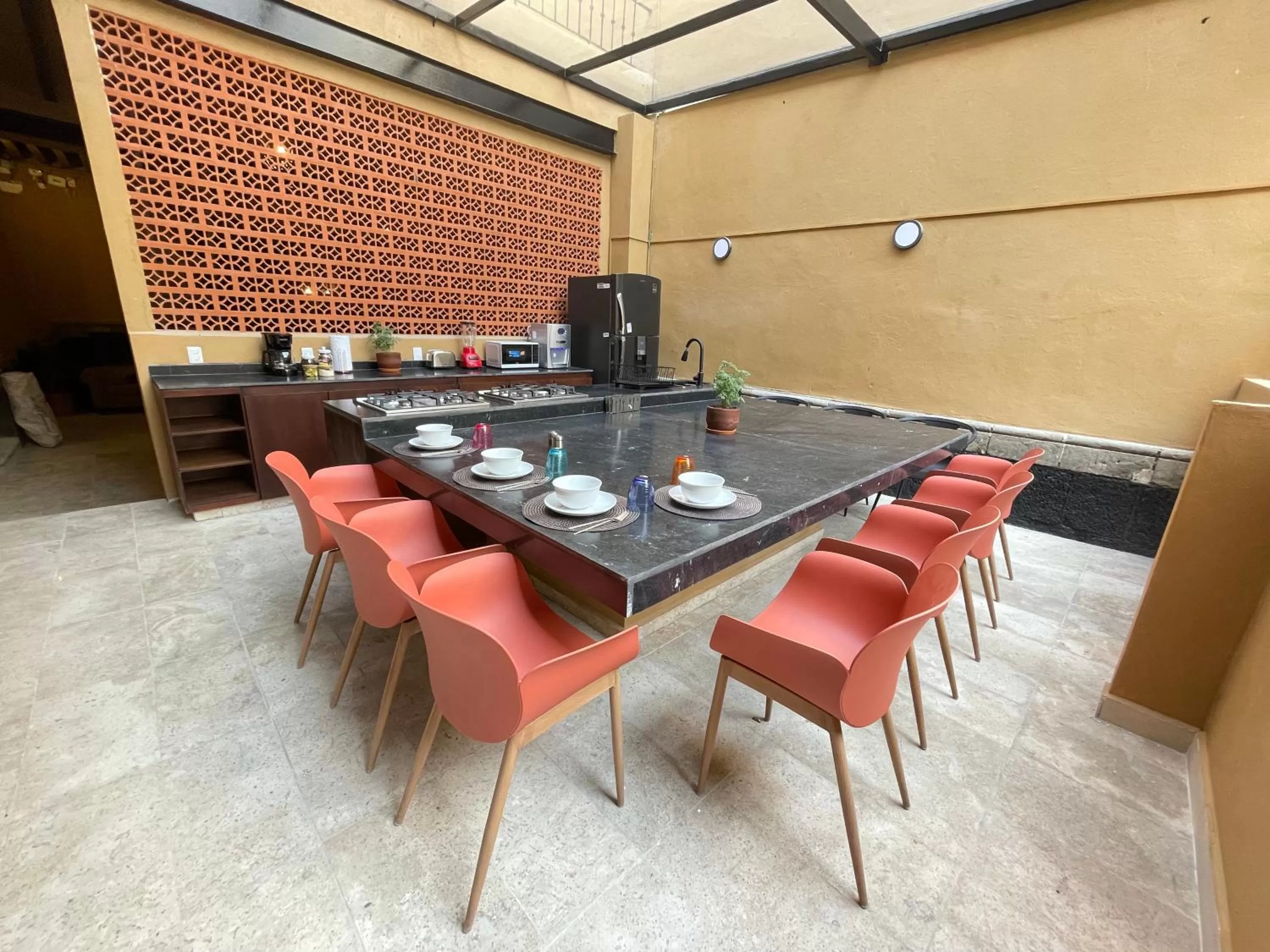 Communal kitchen in Colmena Hotel CDMX Centro