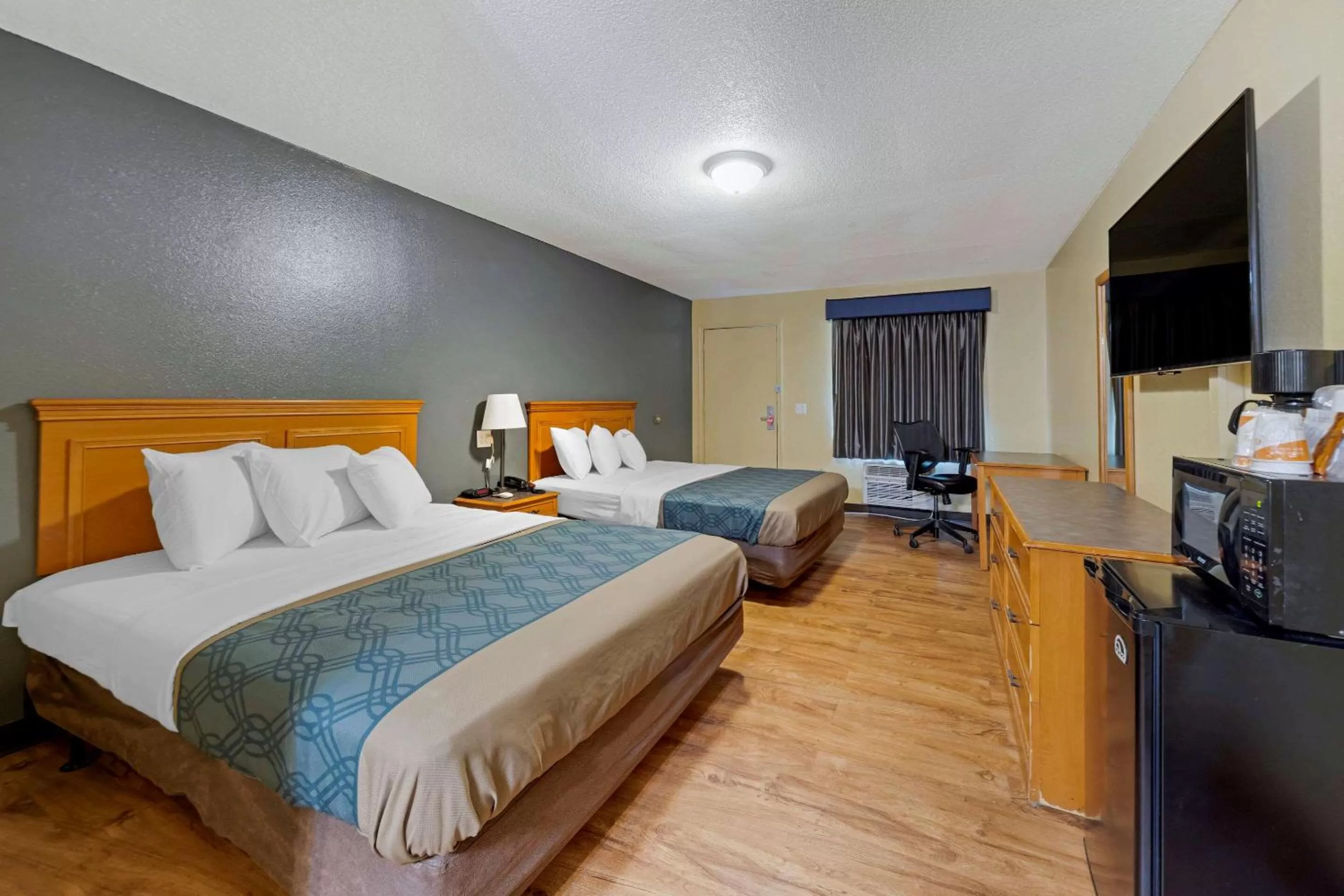 Photo of the whole room, Bed in Econo Lodge
