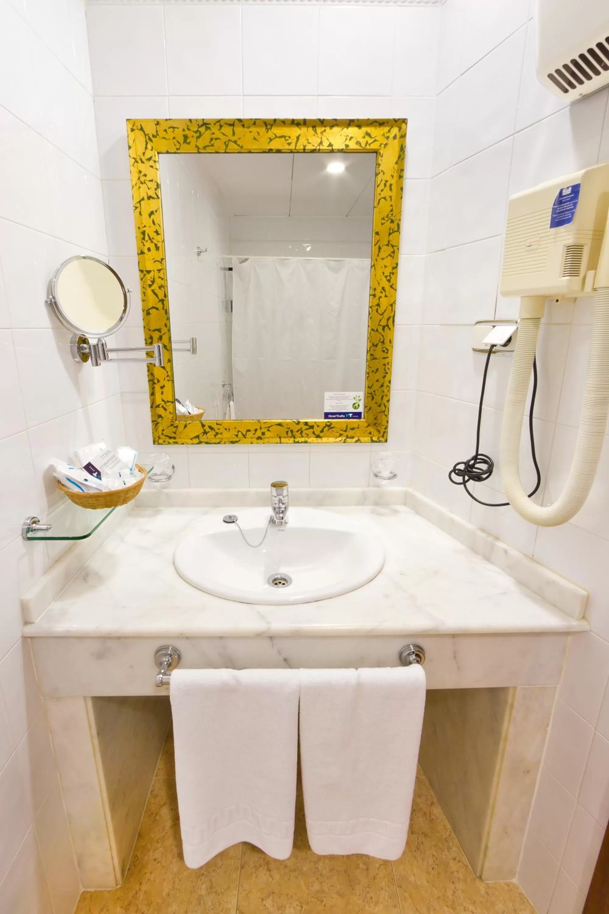 Bathroom in Hotel Traíña