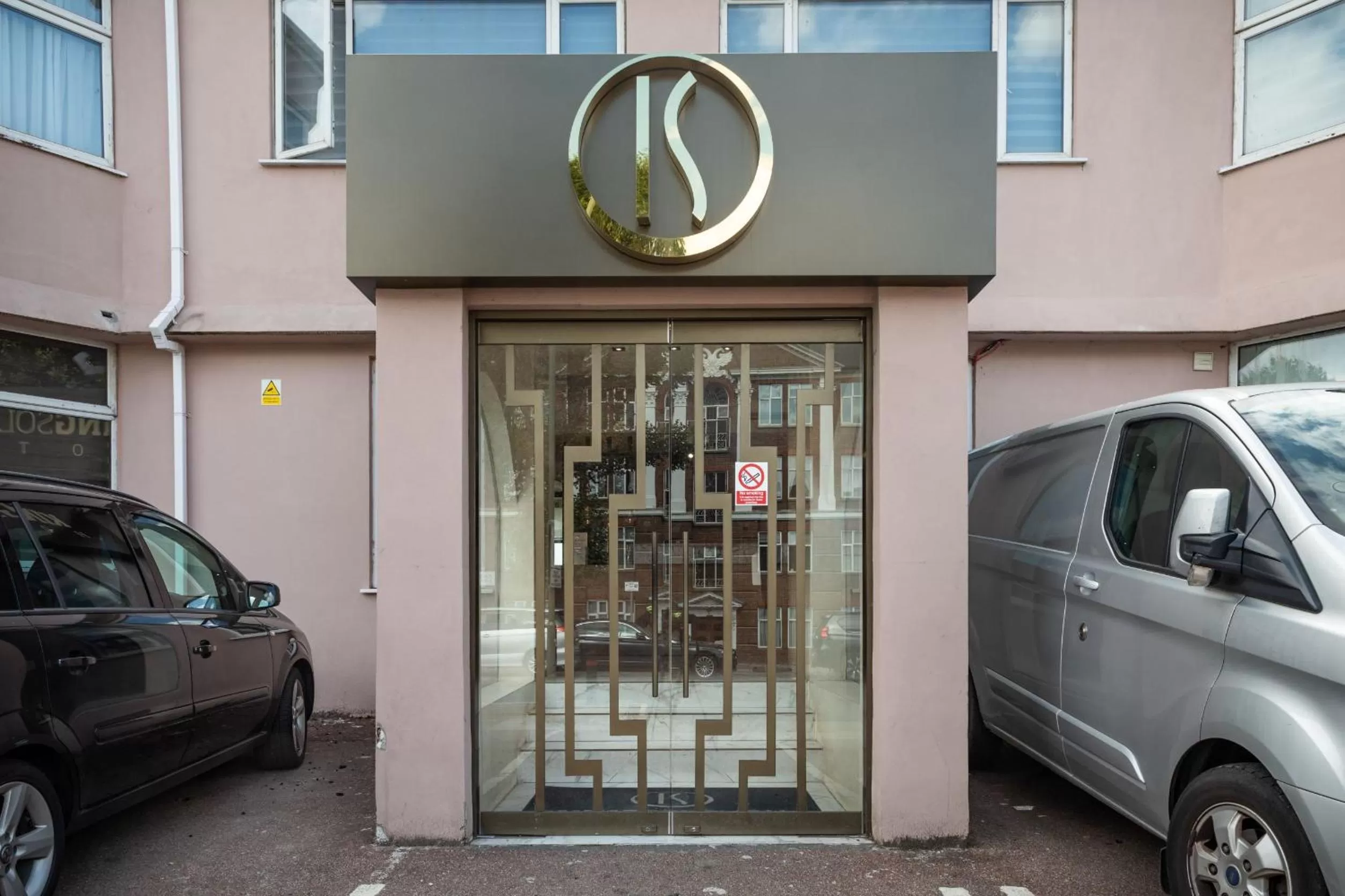 Facade/entrance in King Solomon Hotel- Golders Green