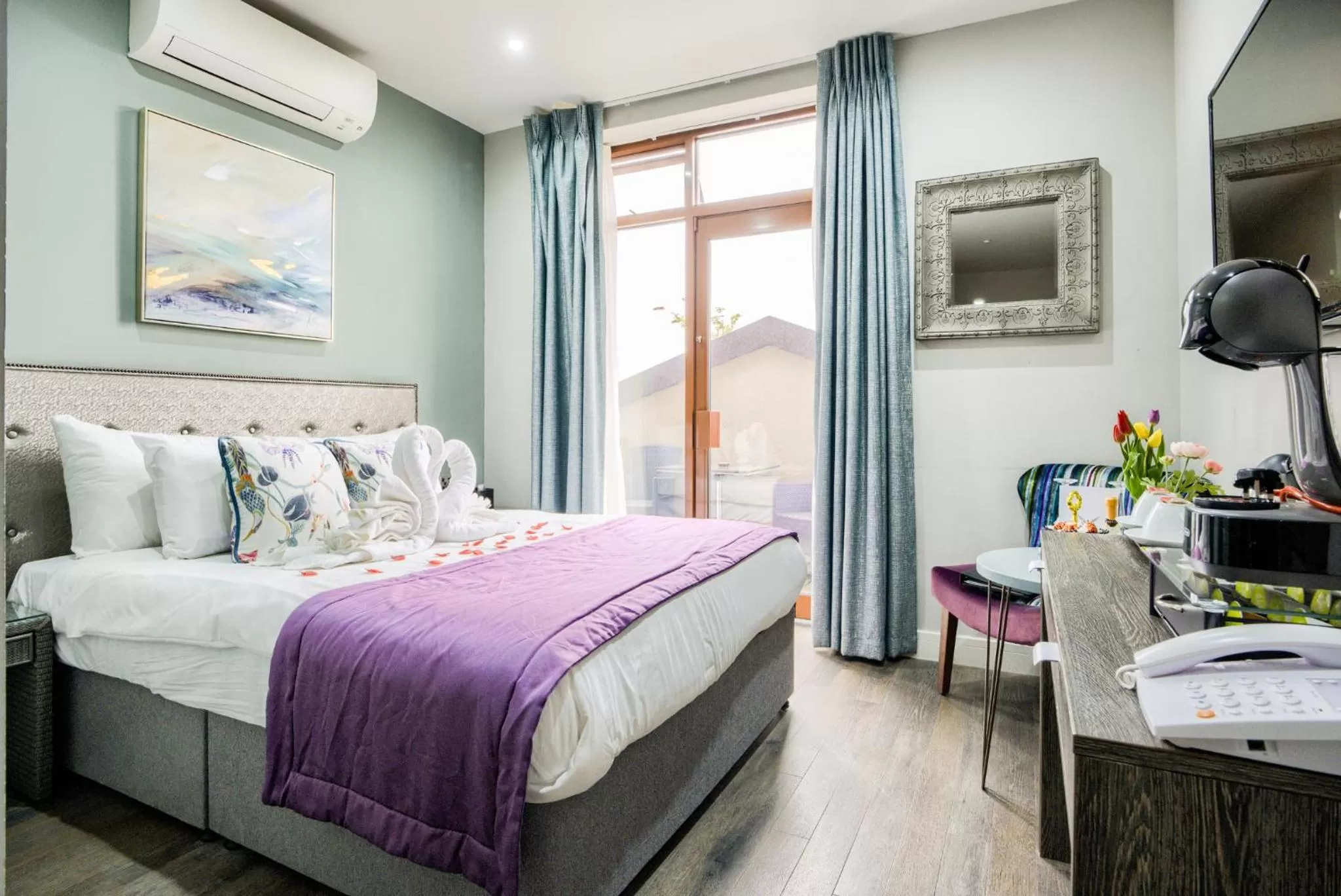 Photo of the whole room, Bed in Villare Leicester City Centre hotel