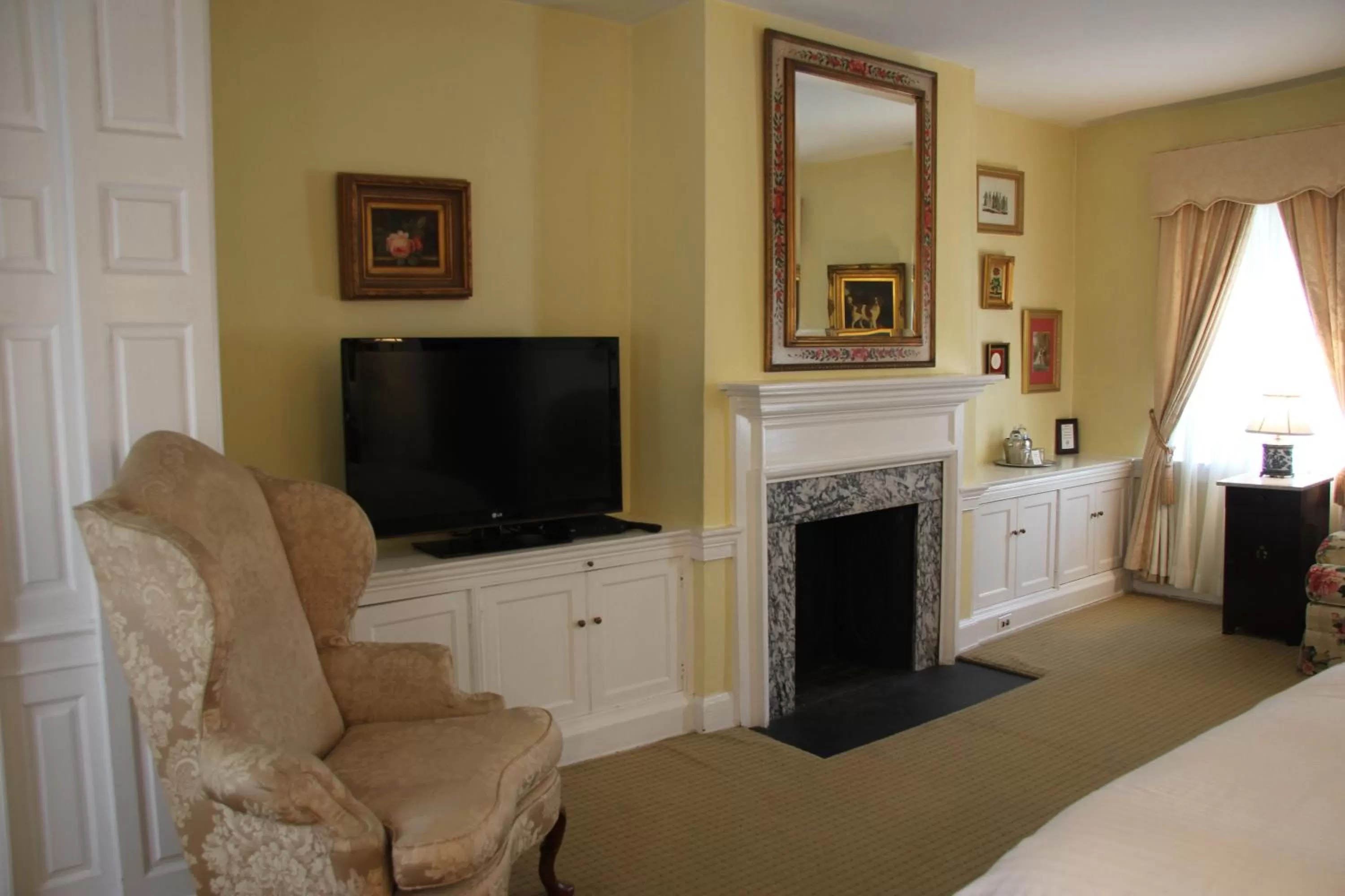 Bed in Morris House Hotel