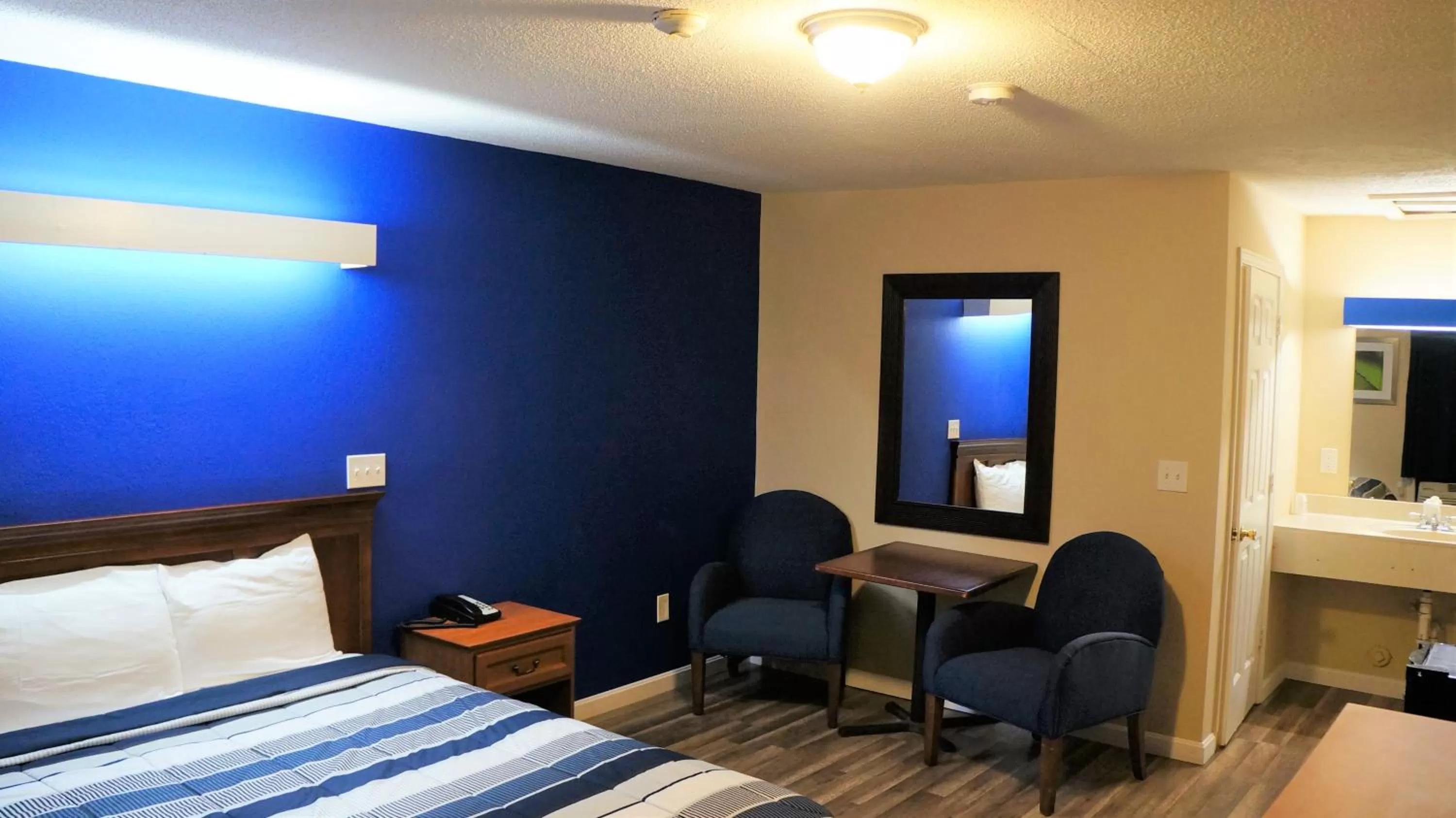 Photo of the whole room, Bed in Classic Motor Lodge Providence - West Greenwich