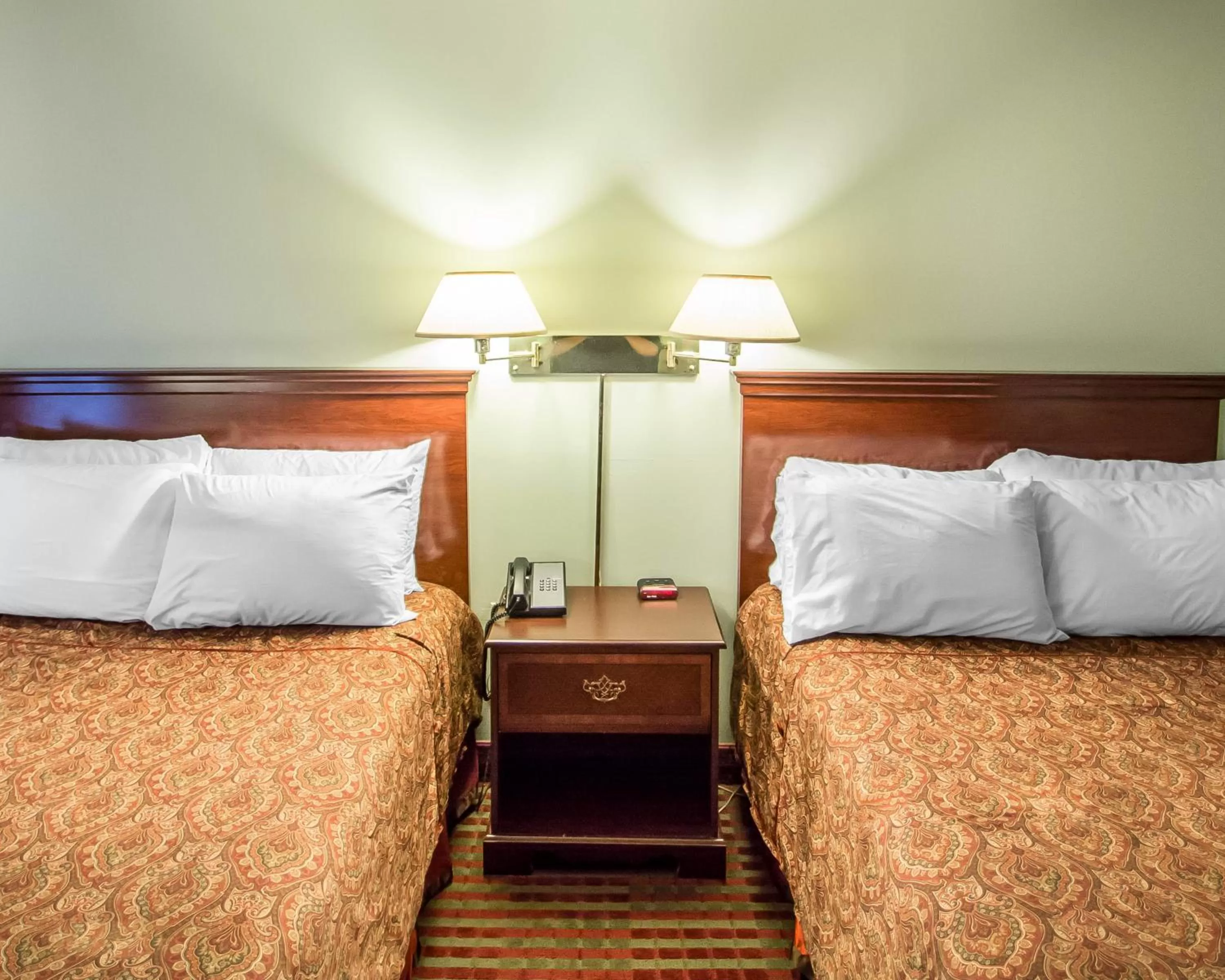 Standard Two Doubles Non-Smoking in Rodeway Inn Lakeville