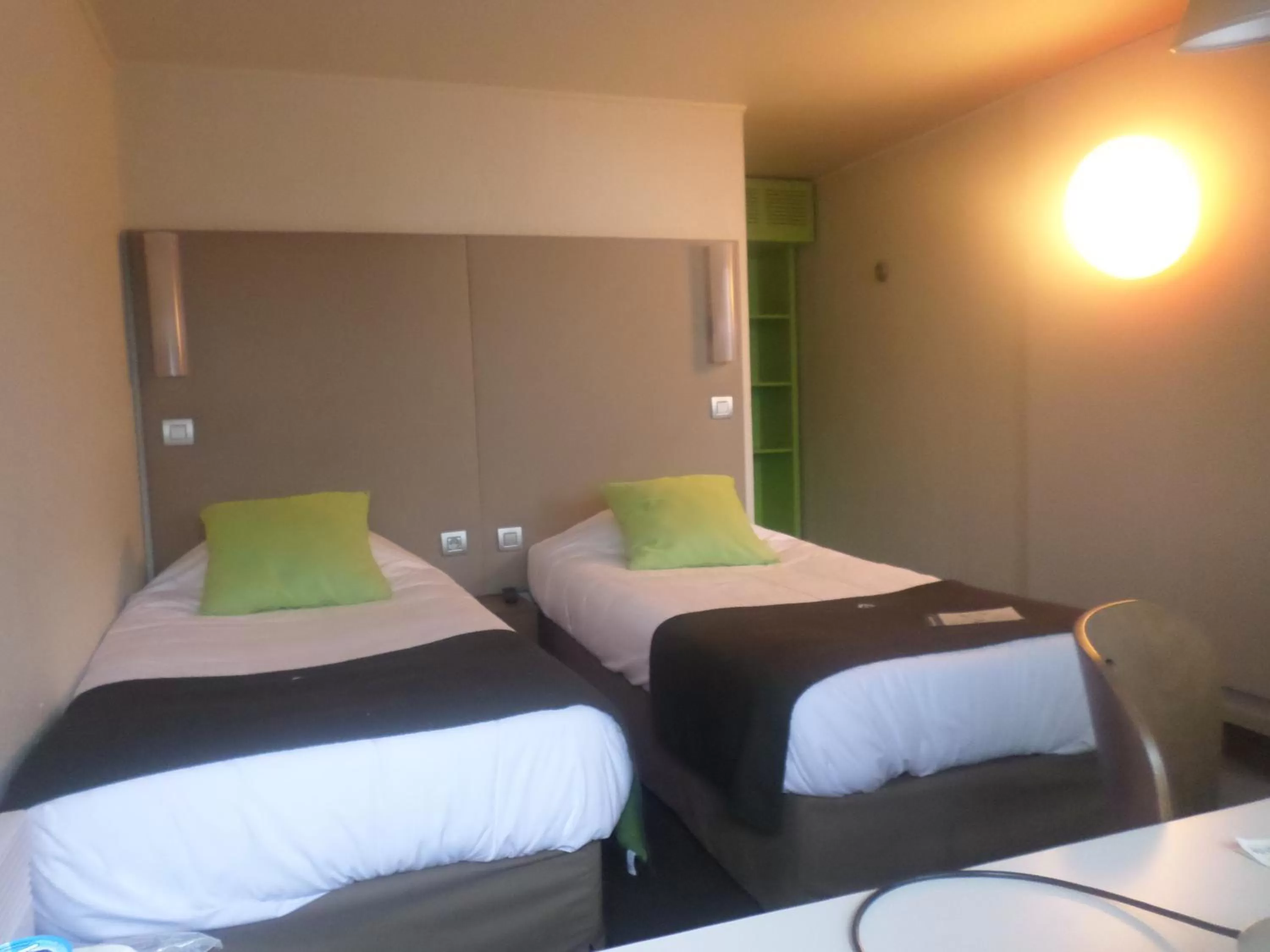 Photo of the whole room, Bed in Campanile Lille - Seclin