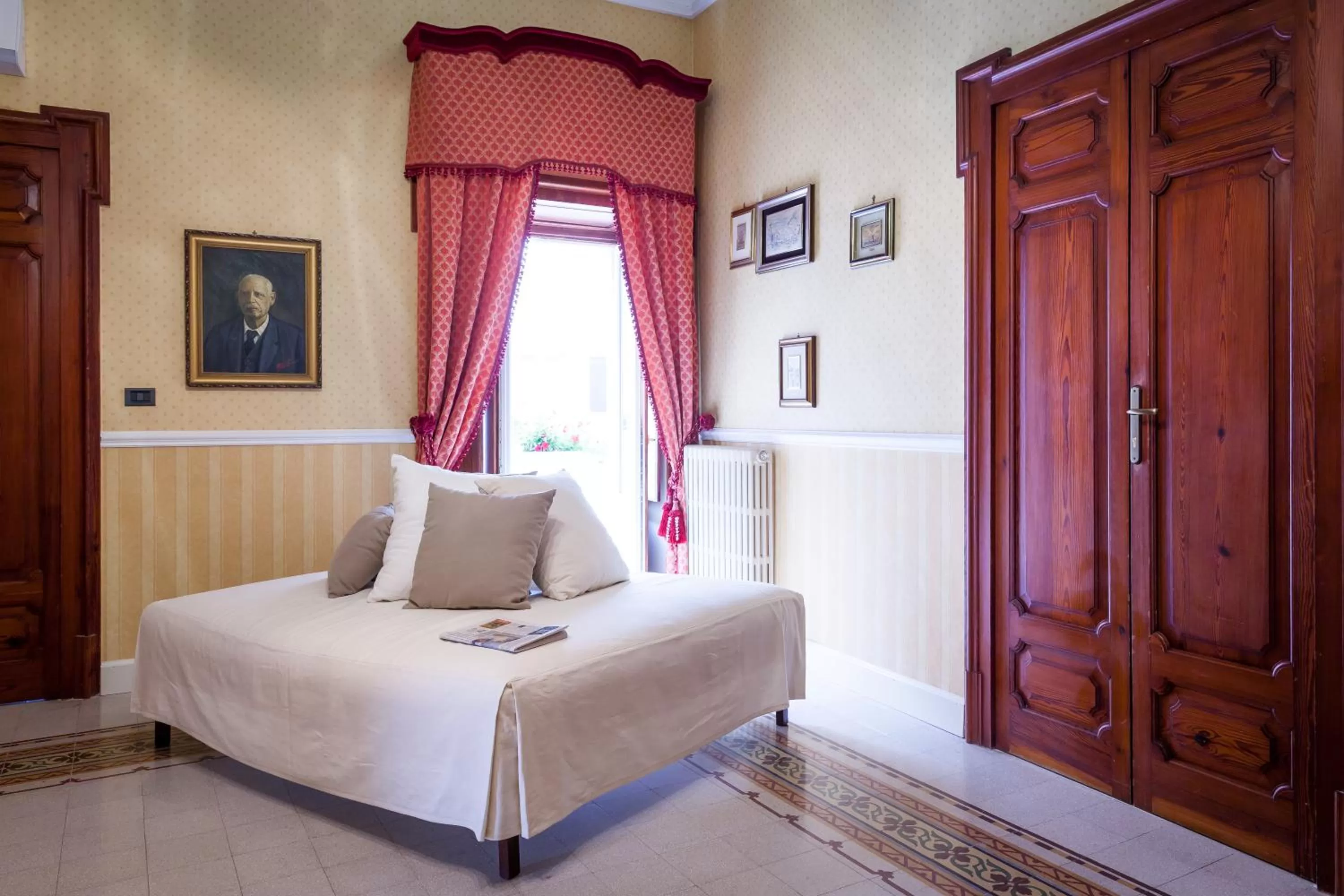 Living room, Bed in Palazzo Montalbano