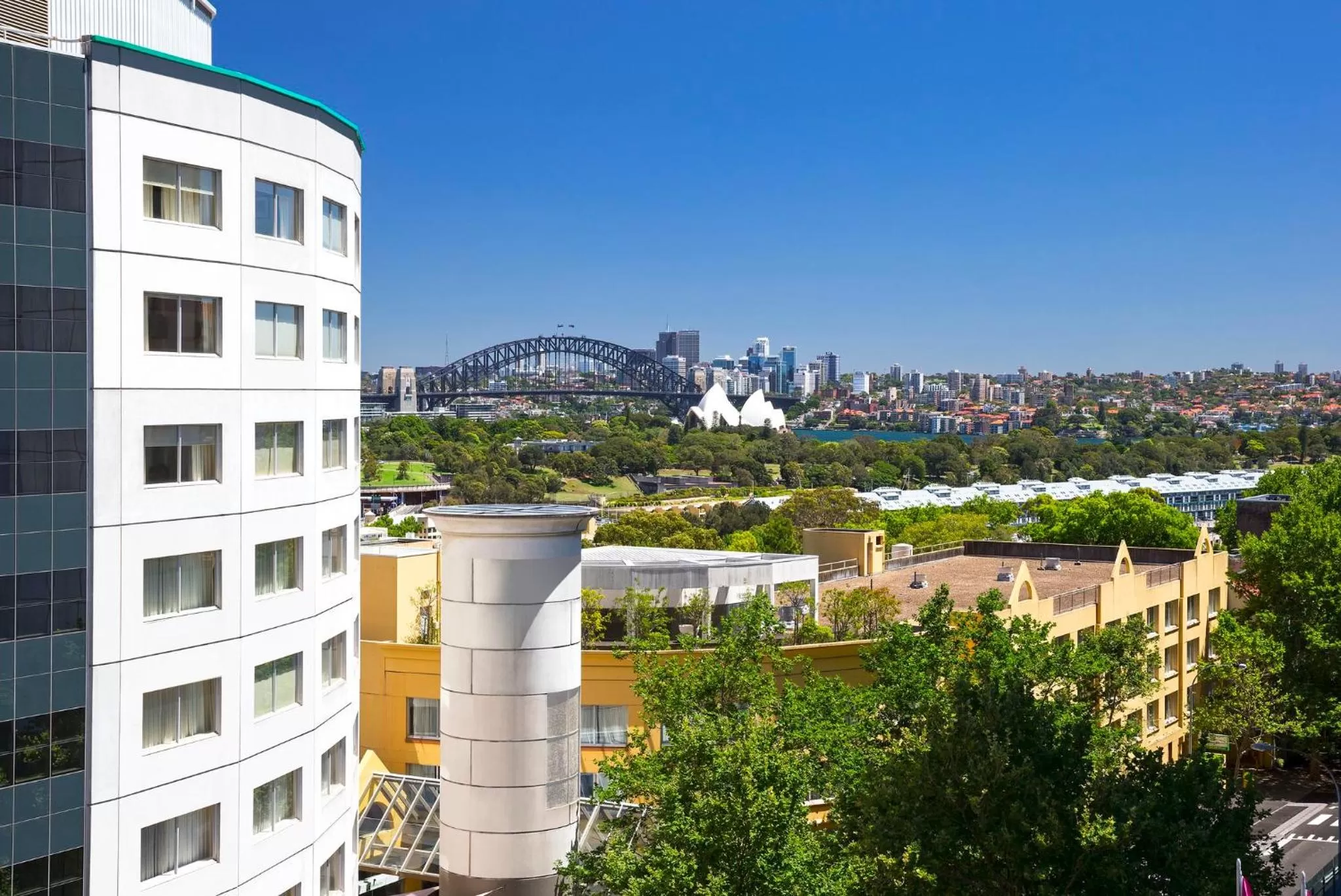 Property building in Holiday Inn Sydney Potts Point