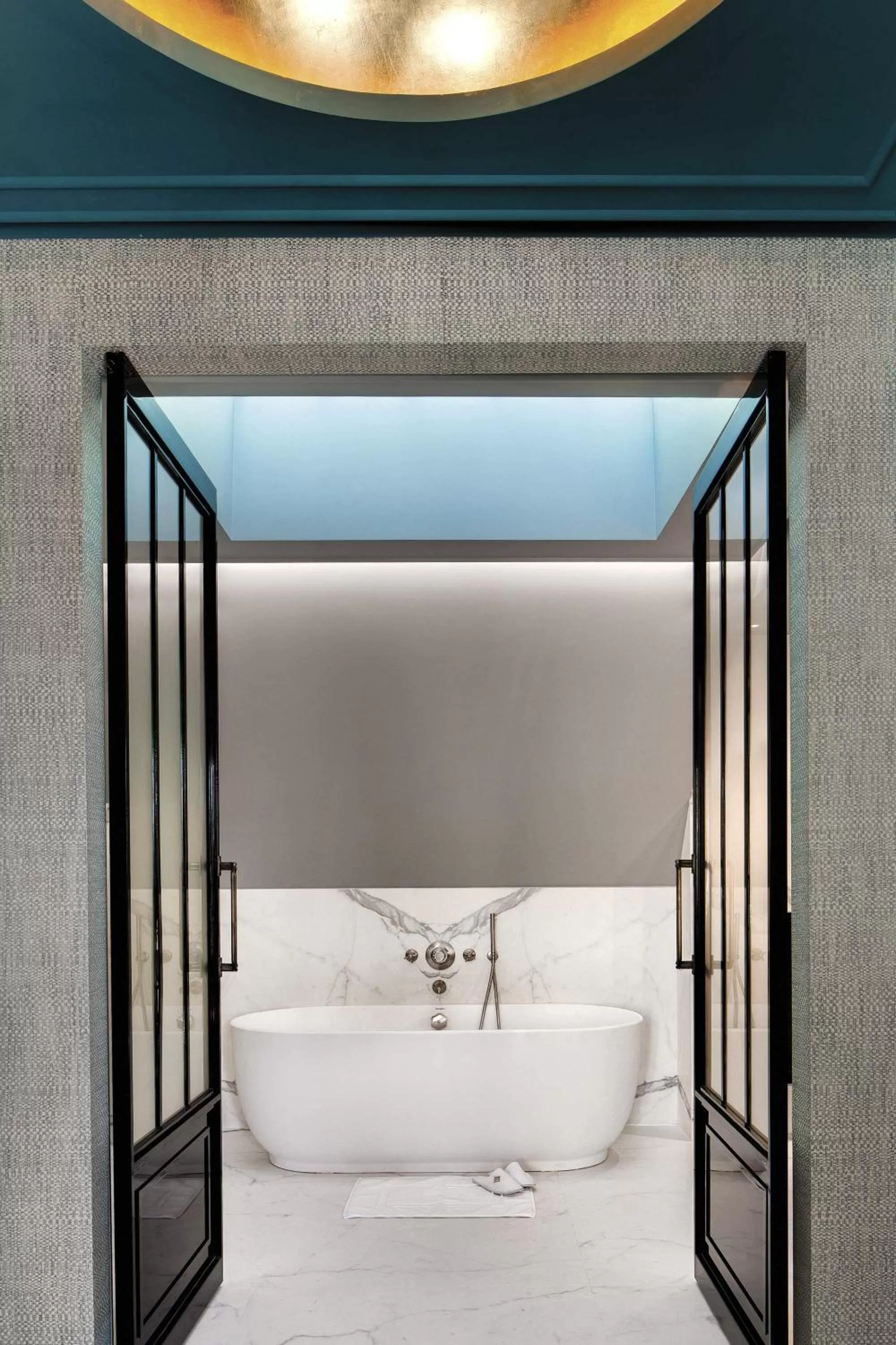 Bathroom, Bed in La Demeure Montaigne