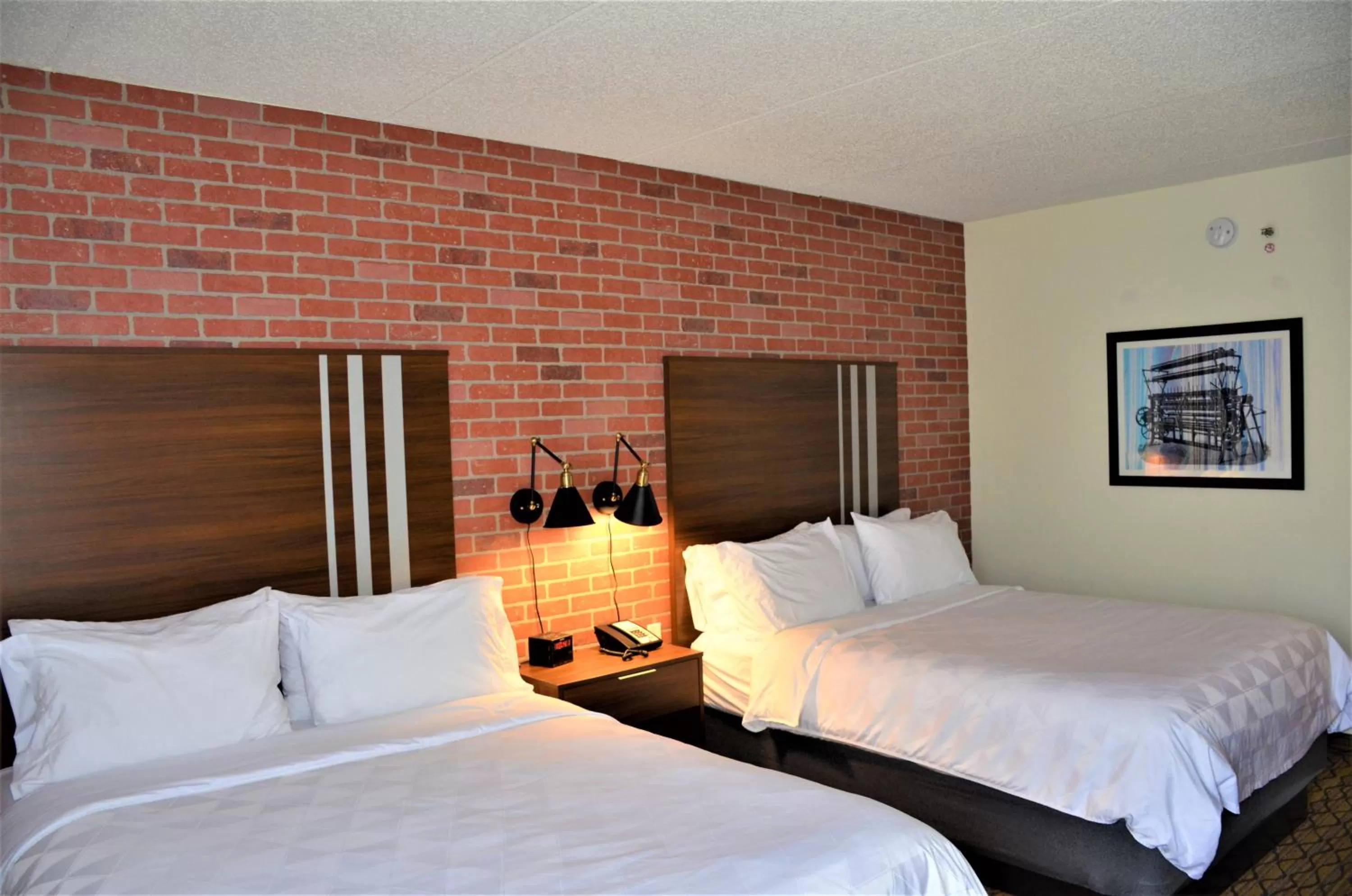 Photo of the whole room, Bed in Burrstone Inn, an Ascend Collection Hotel