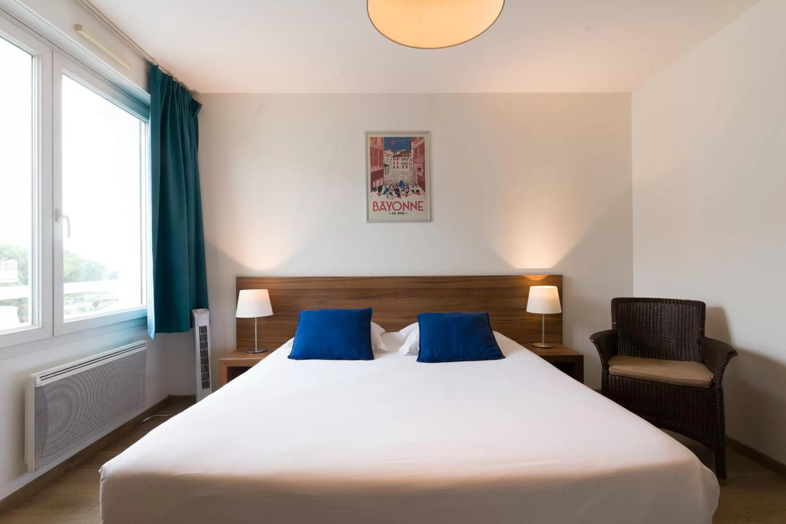 Photo of the whole room, Bed in Appart'hotel Victoria Garden Pau