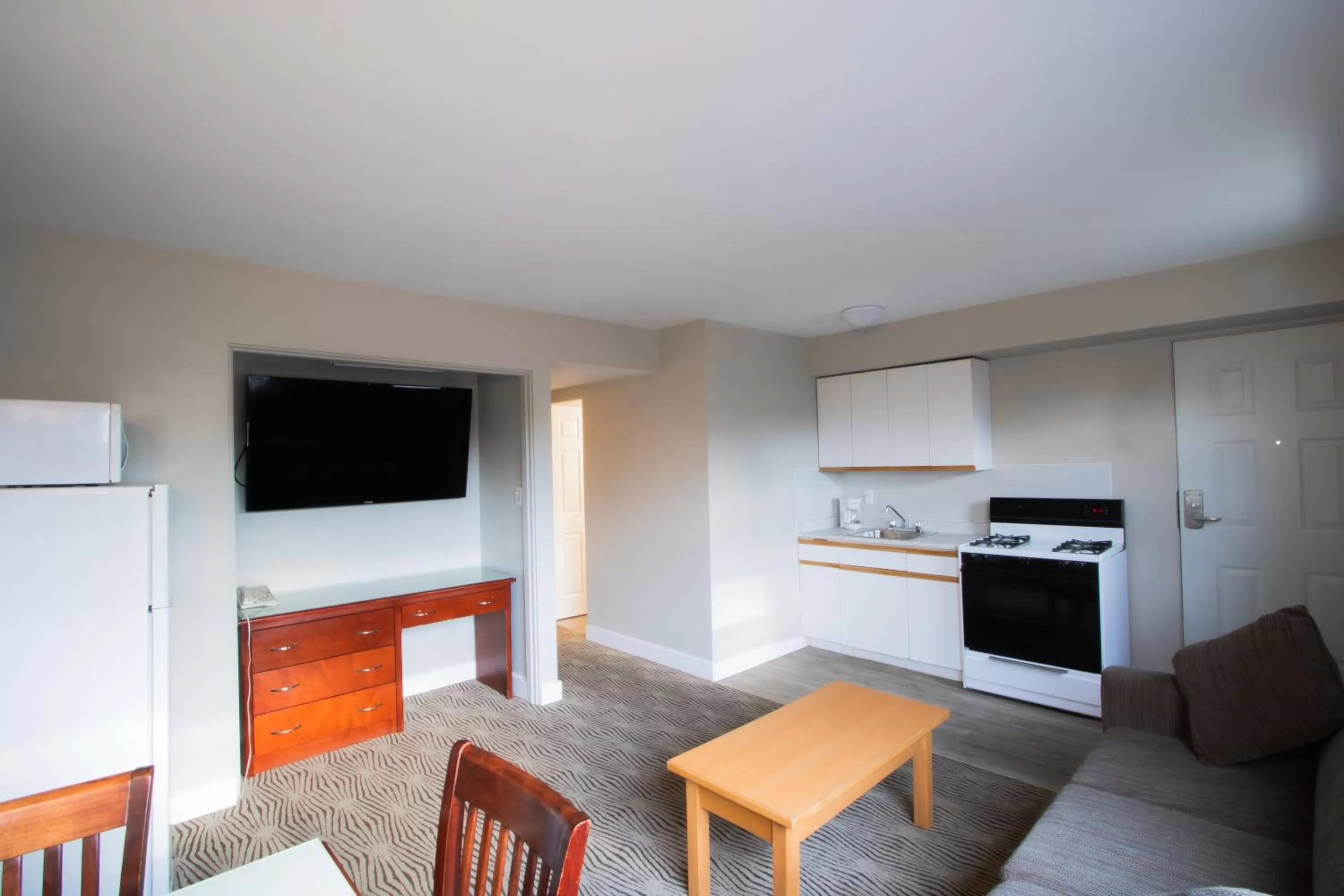 Living room in Scott's Inn & Suites