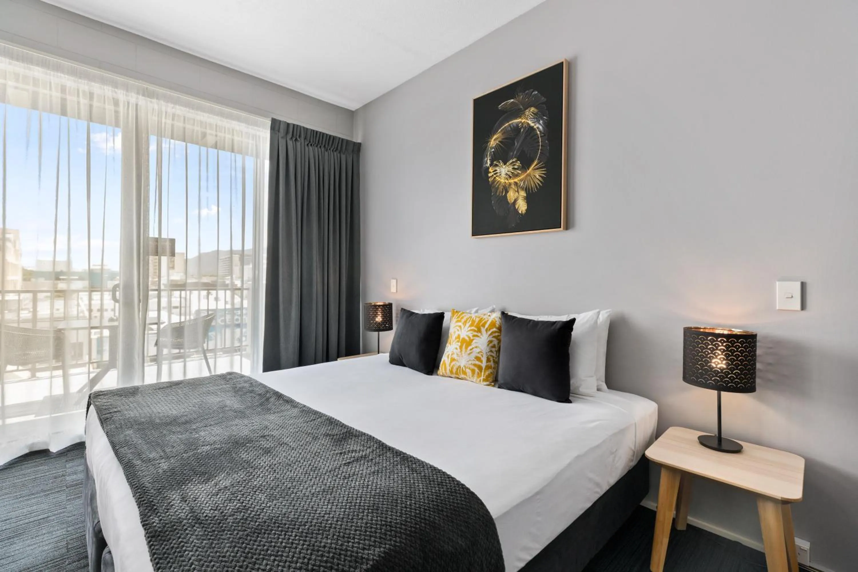 Bed in Gilligan's Hotel & Resort Cairns