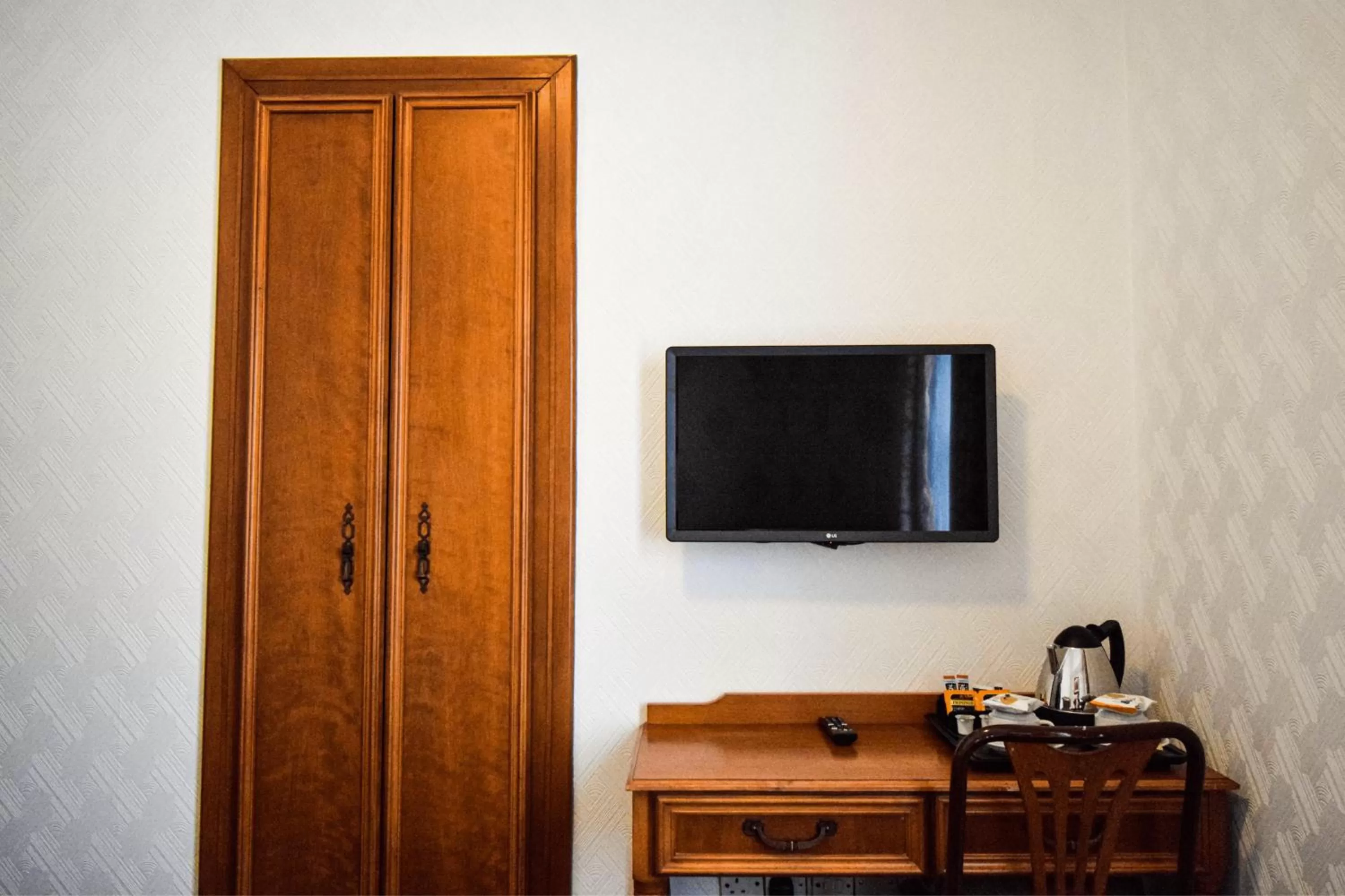 TV and multimedia in Pembridge Palace Hotel