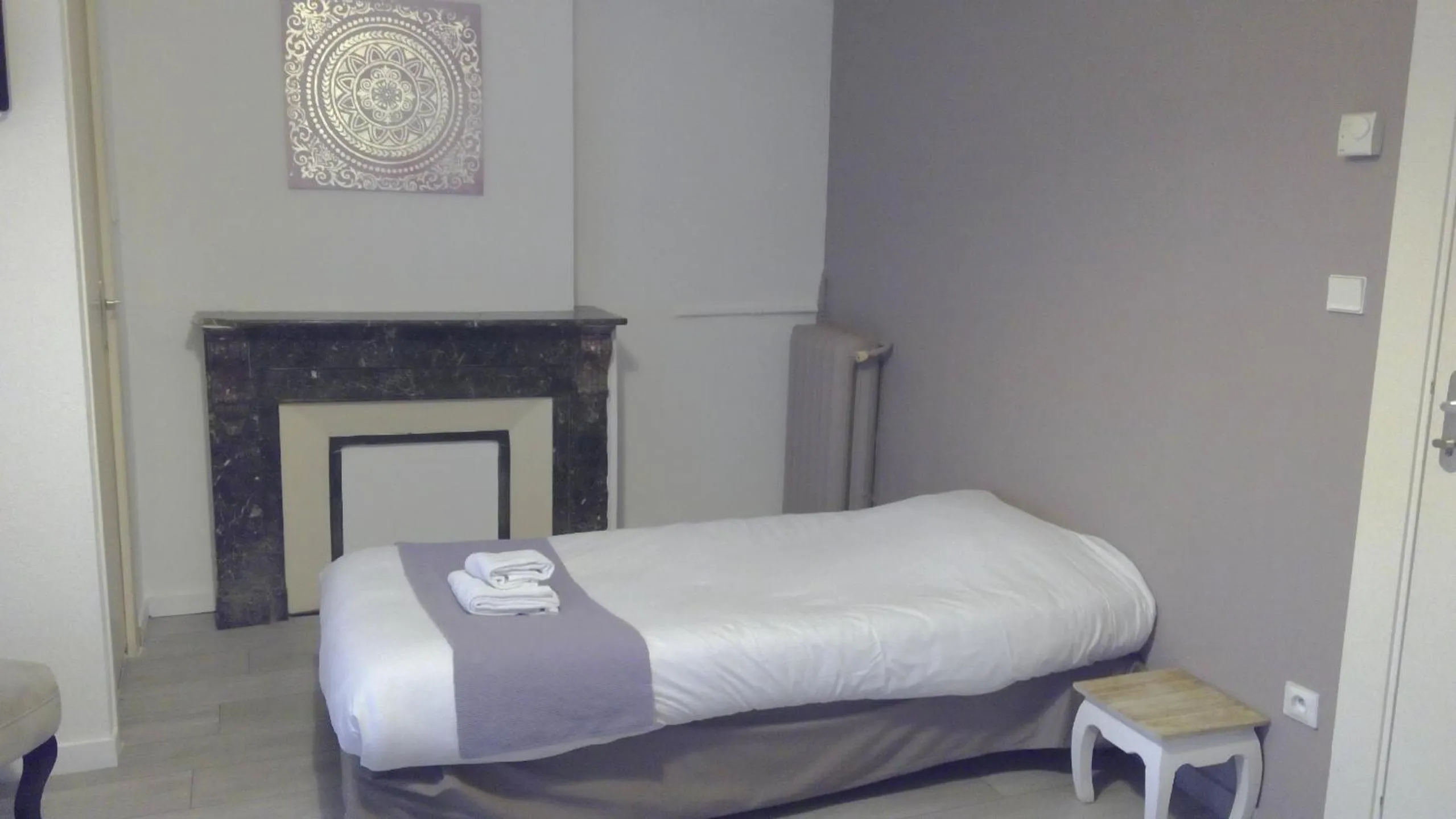 Bedroom, Bed in Hôtel Central