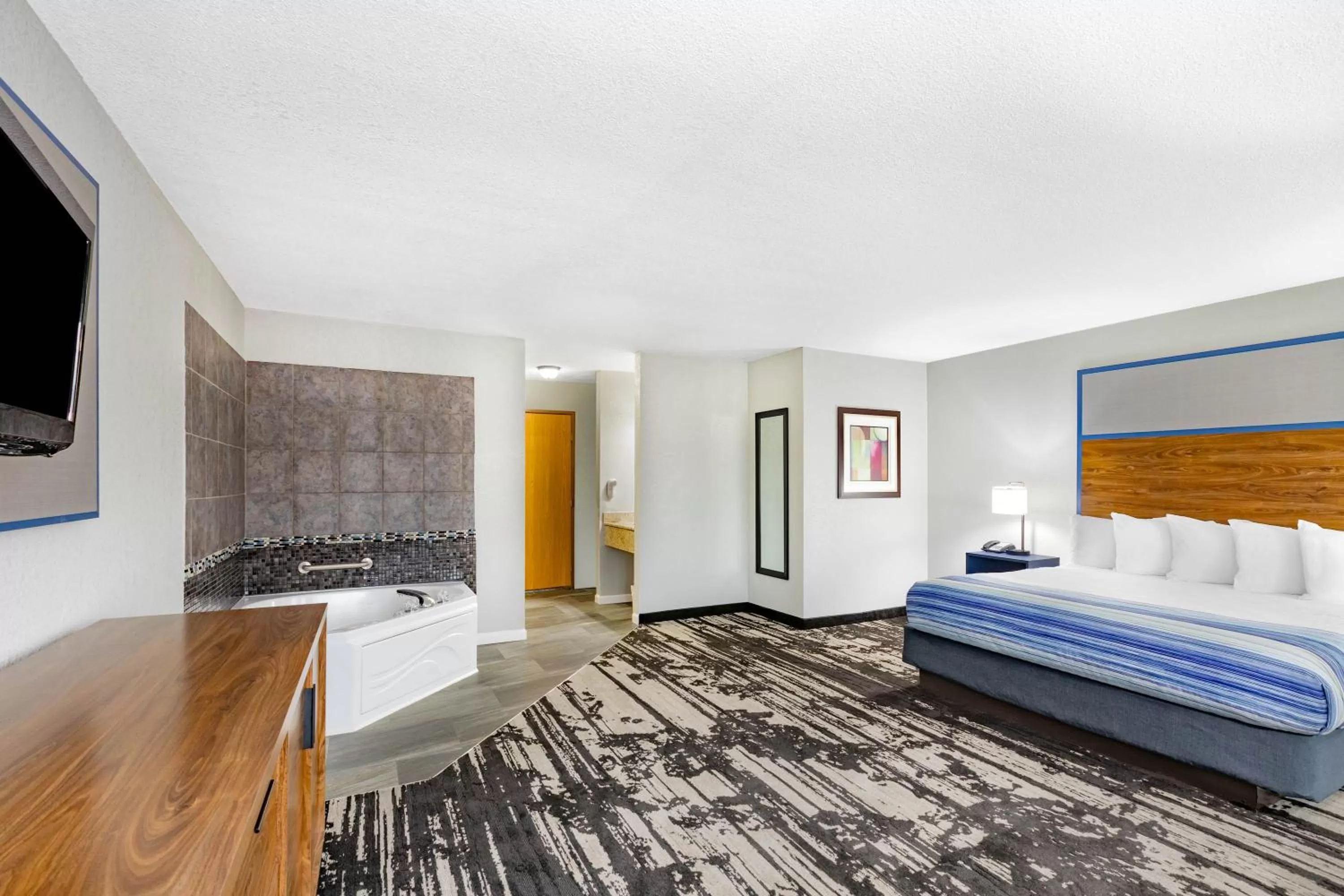 Photo of the whole room, Bed in AmericInn by Wyndham Pella