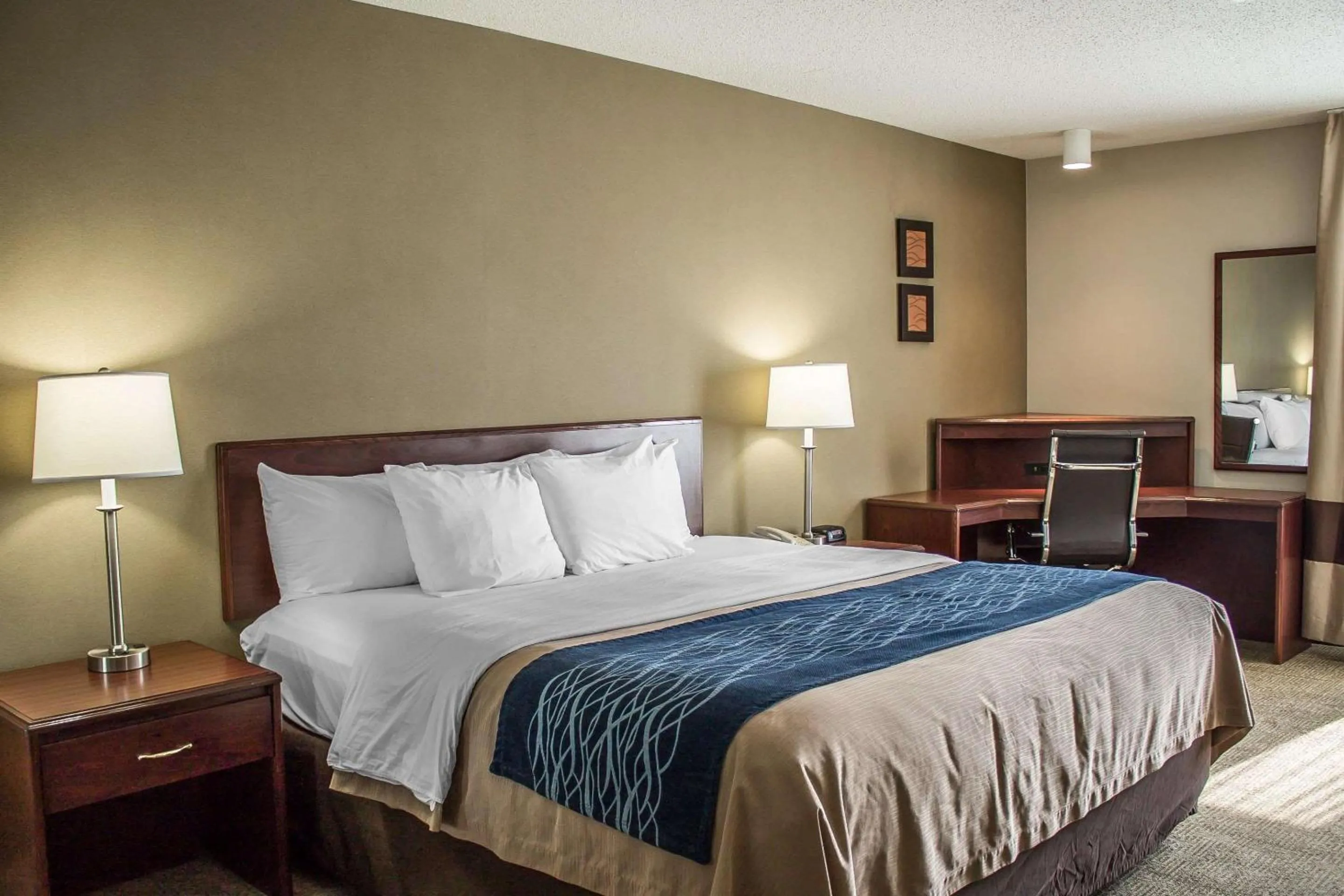 King Room with Hot Tub in Comfort Inn