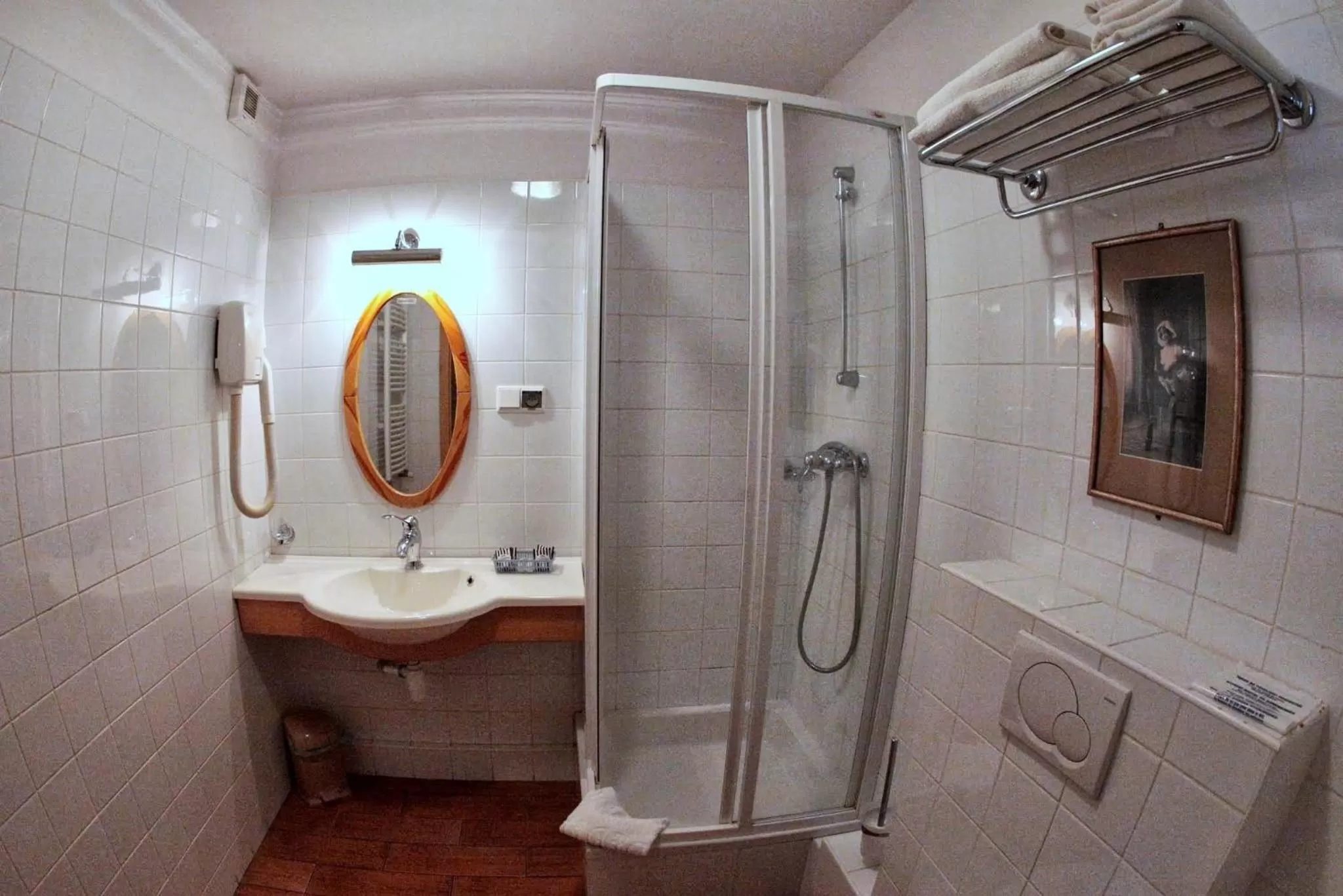 Shower in Dedek Park - historyczny dworek w pięknym Parku Skaryszewskim obok Stadionu Narodowego