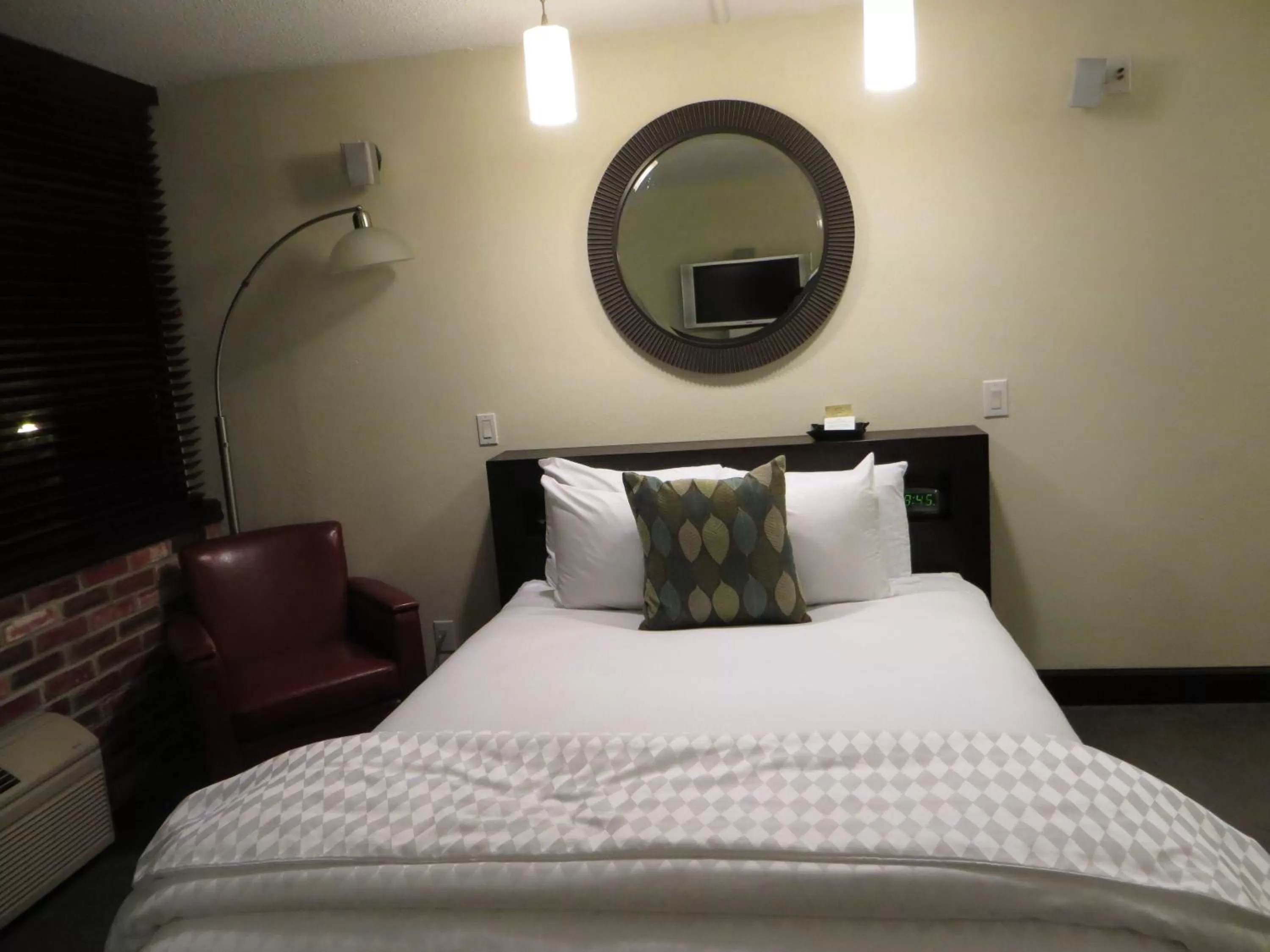 Bed in Mark Twain Hotel