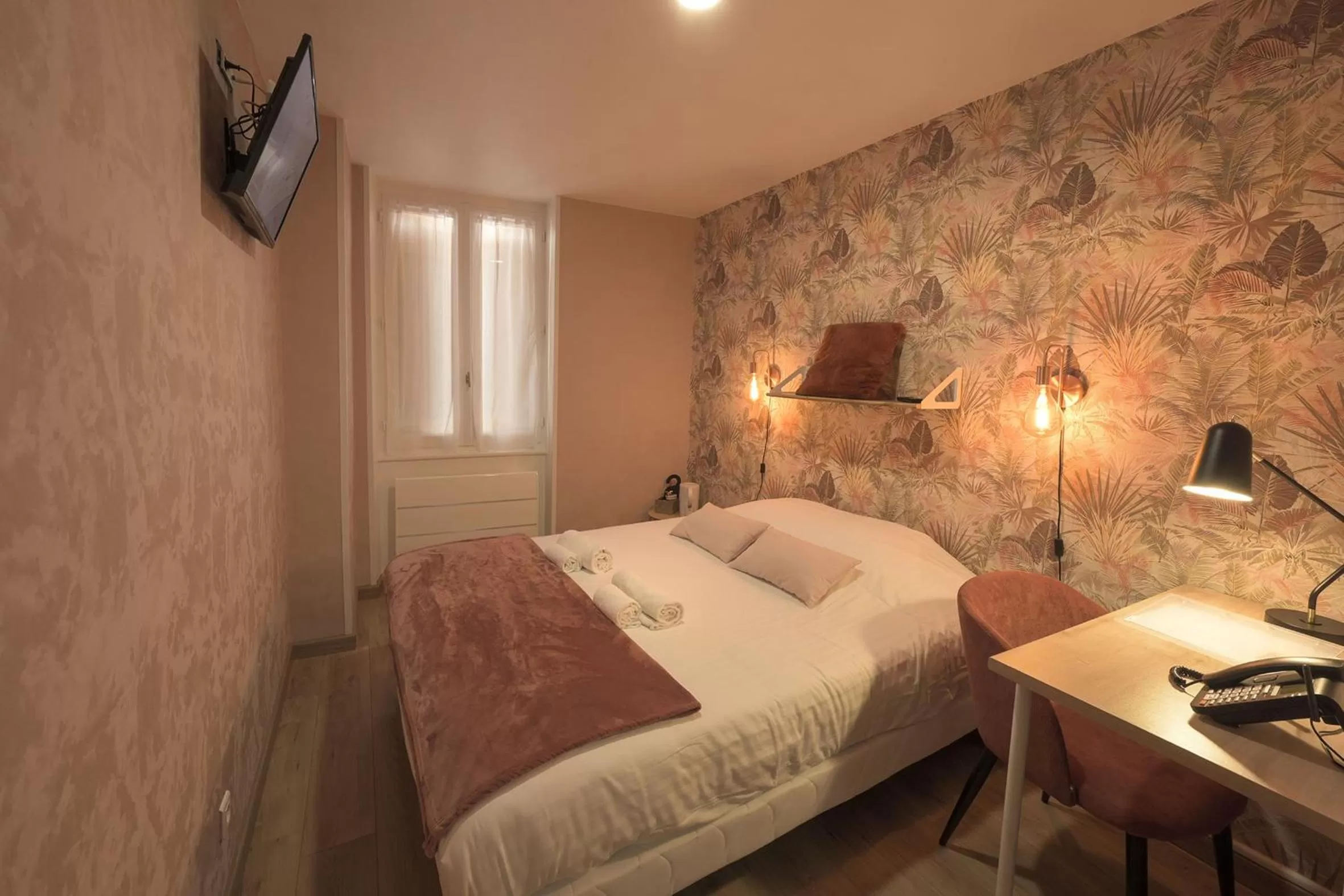 Photo of the whole room, Bed in Hotel De La Croisée