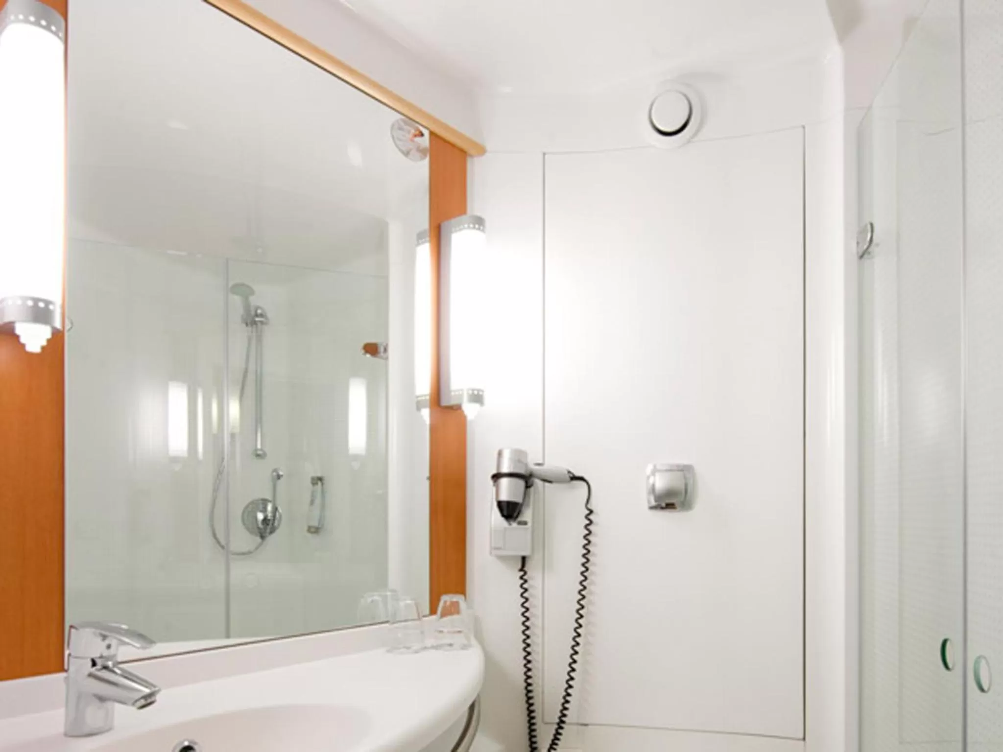 Shower in ibis Stuttgart Airport Messe