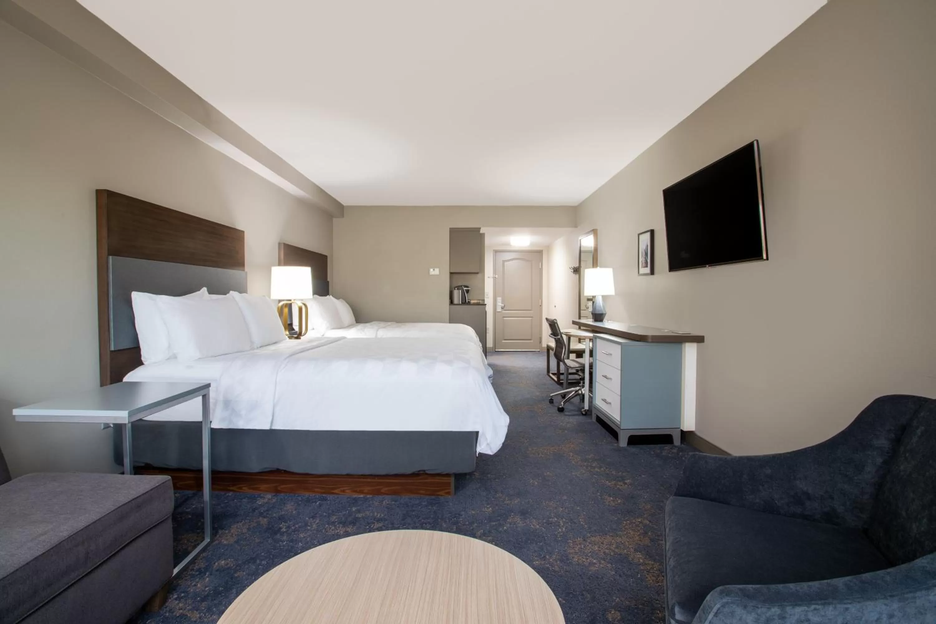 Photo of the whole room, Bed in Holiday Inn Valdosta Conference Center by IHG