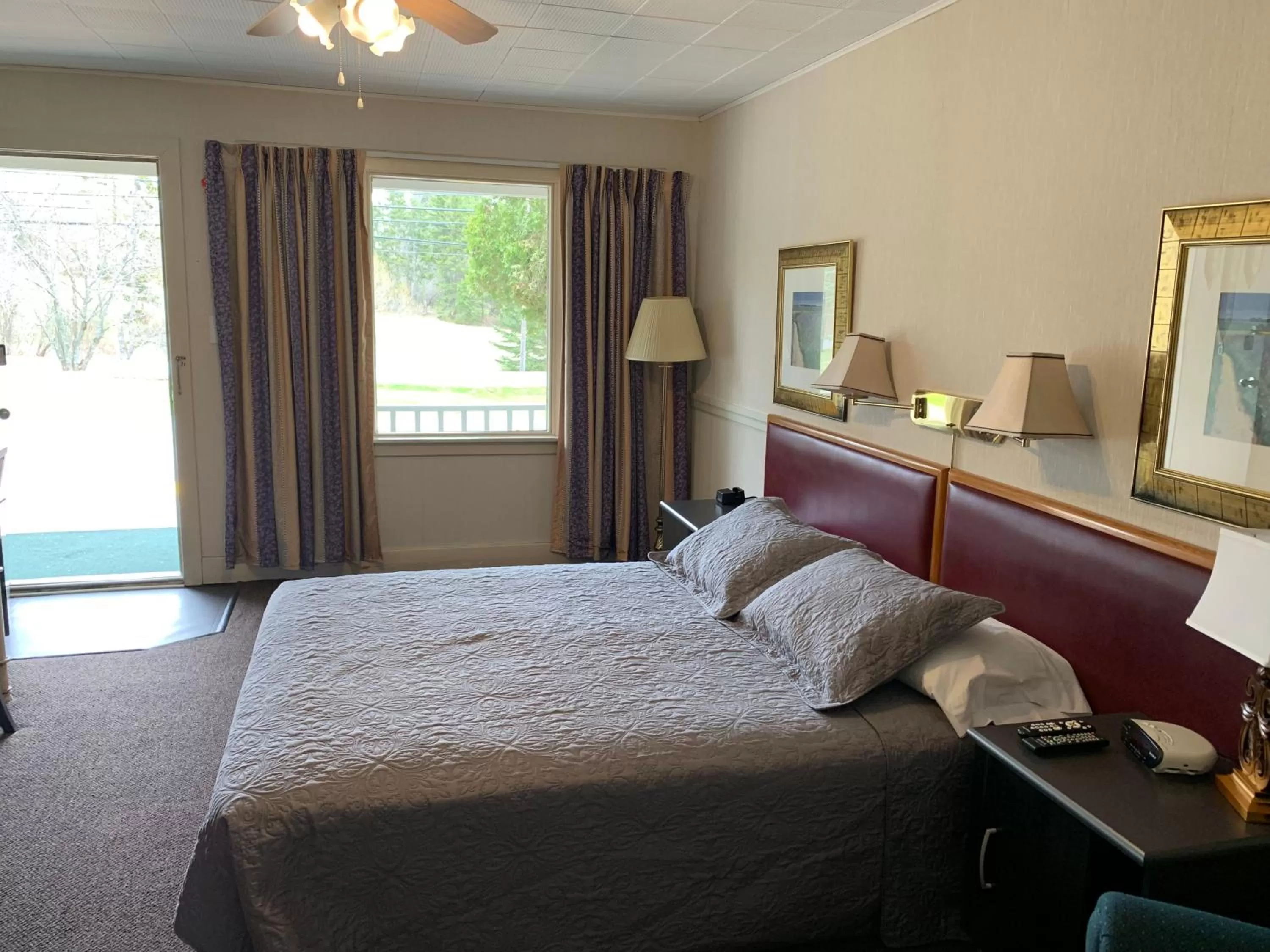 Bed in The Lionstone Inn Motel and Cottages