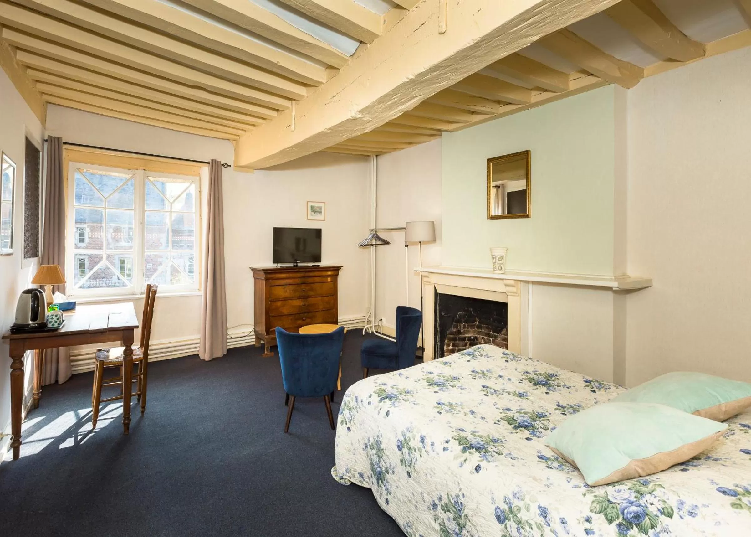 Bed in Auberge du Manoir d'Archelles