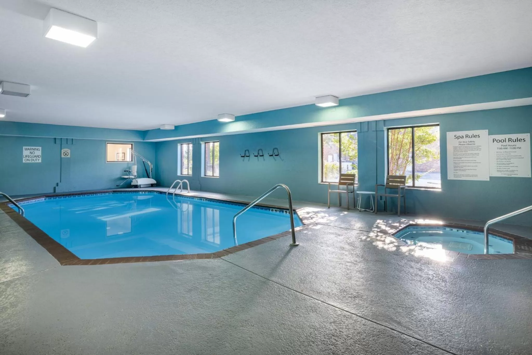 Swimming pool in Holiday Inn Express Corydon by IHG