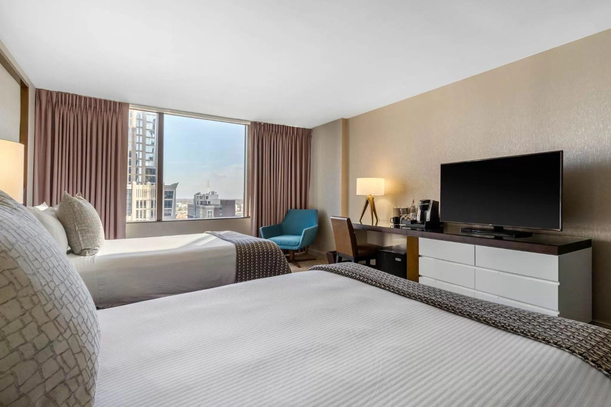 Photo of the whole room, Bed in Omni Charlotte Hotel