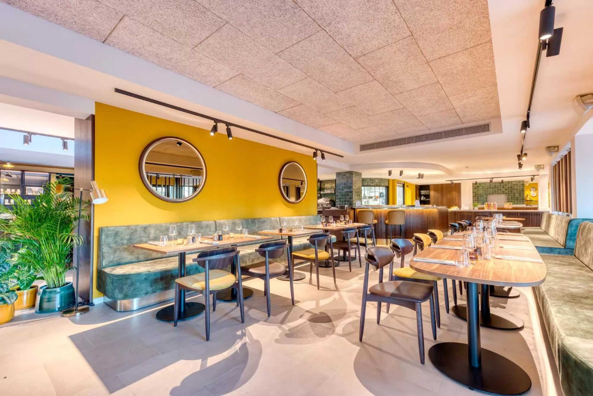 Restaurant/places to eat in Mah Hotel