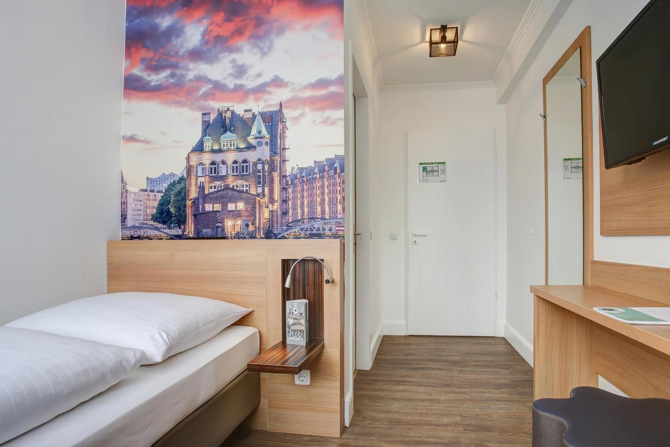 Photo of the whole room, Bed in Hotel Keese Hamburg