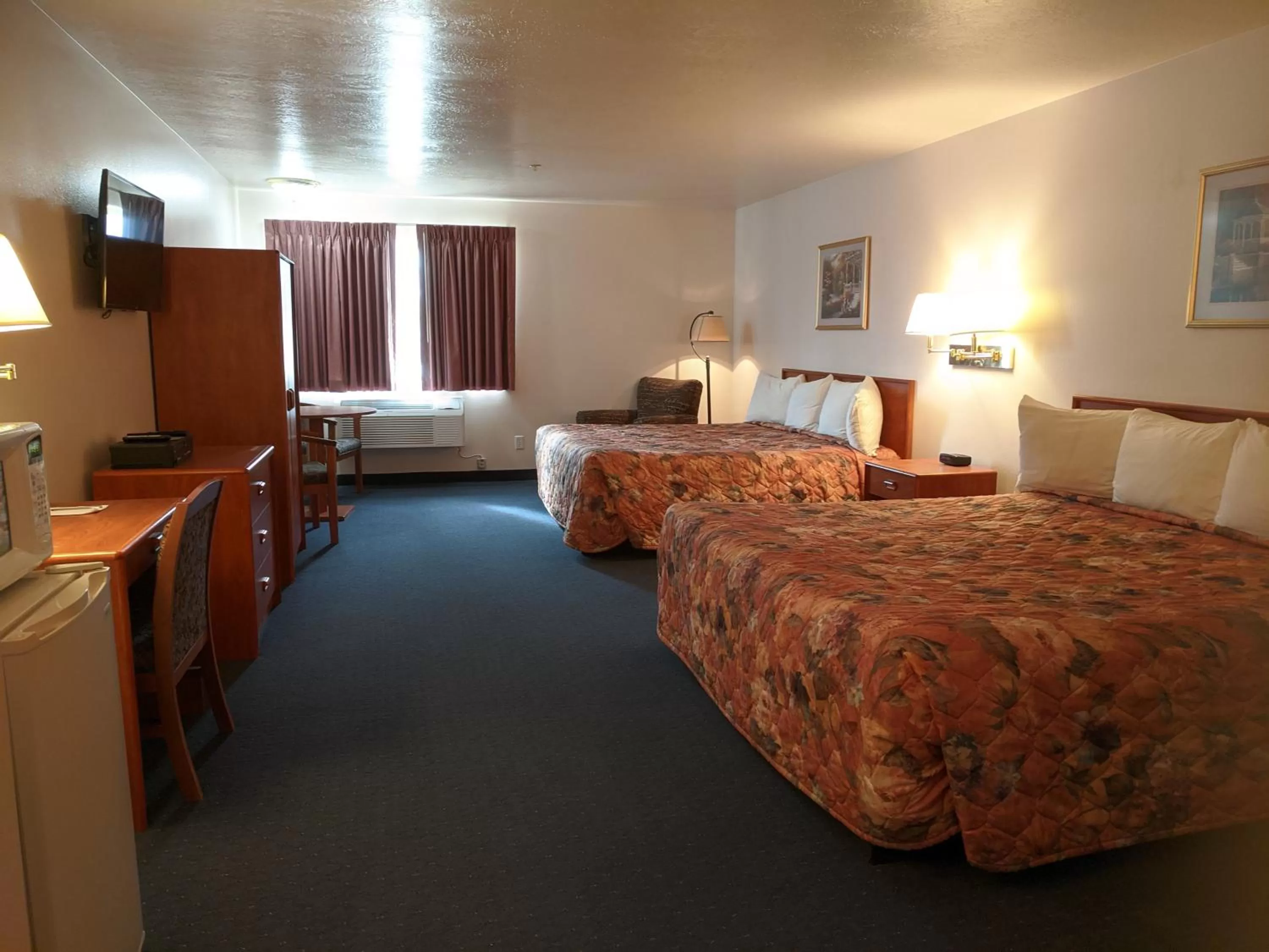 Photo of the whole room, Bed in Aquarius Inn