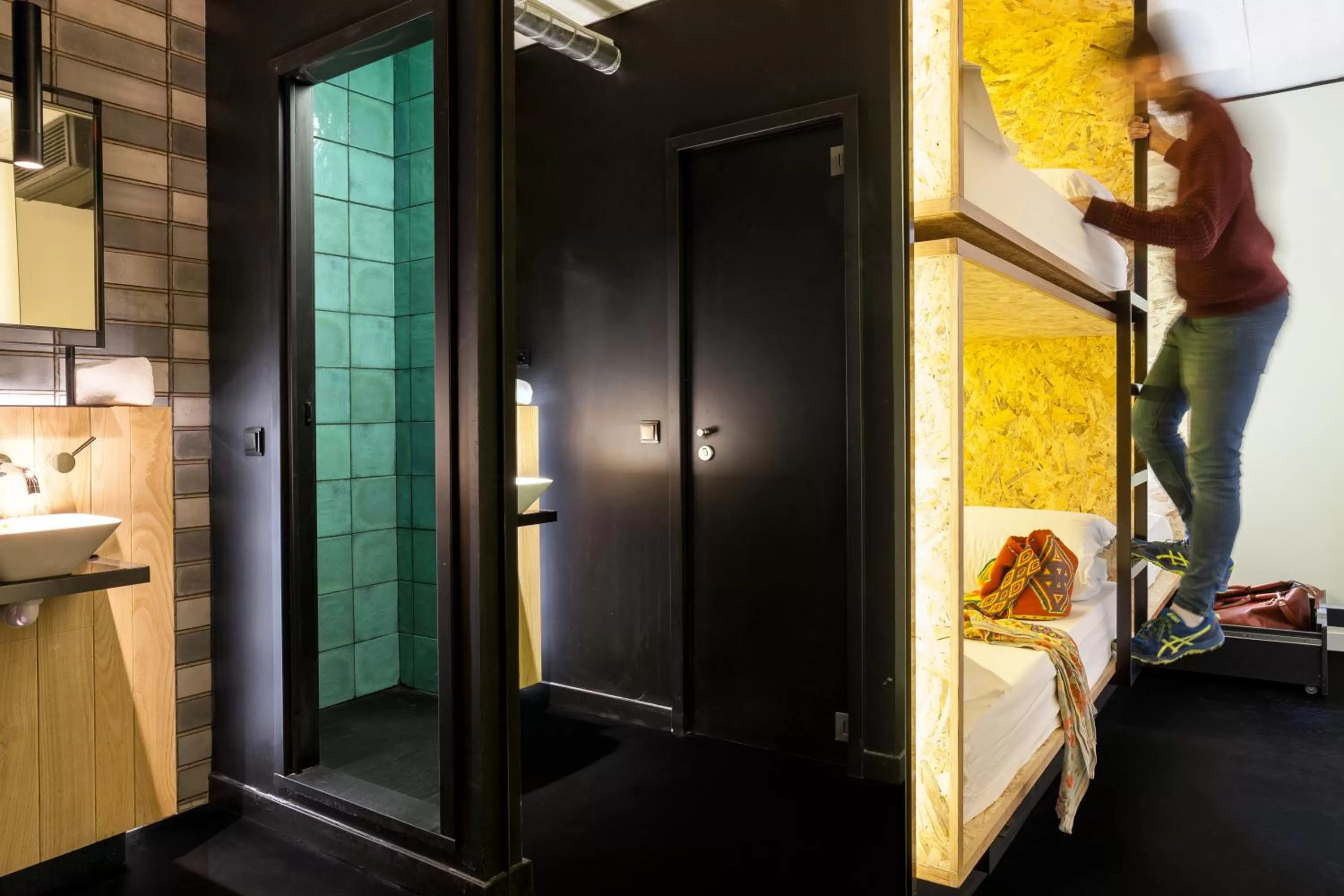 Shower, Bed in Bastardo Hostel