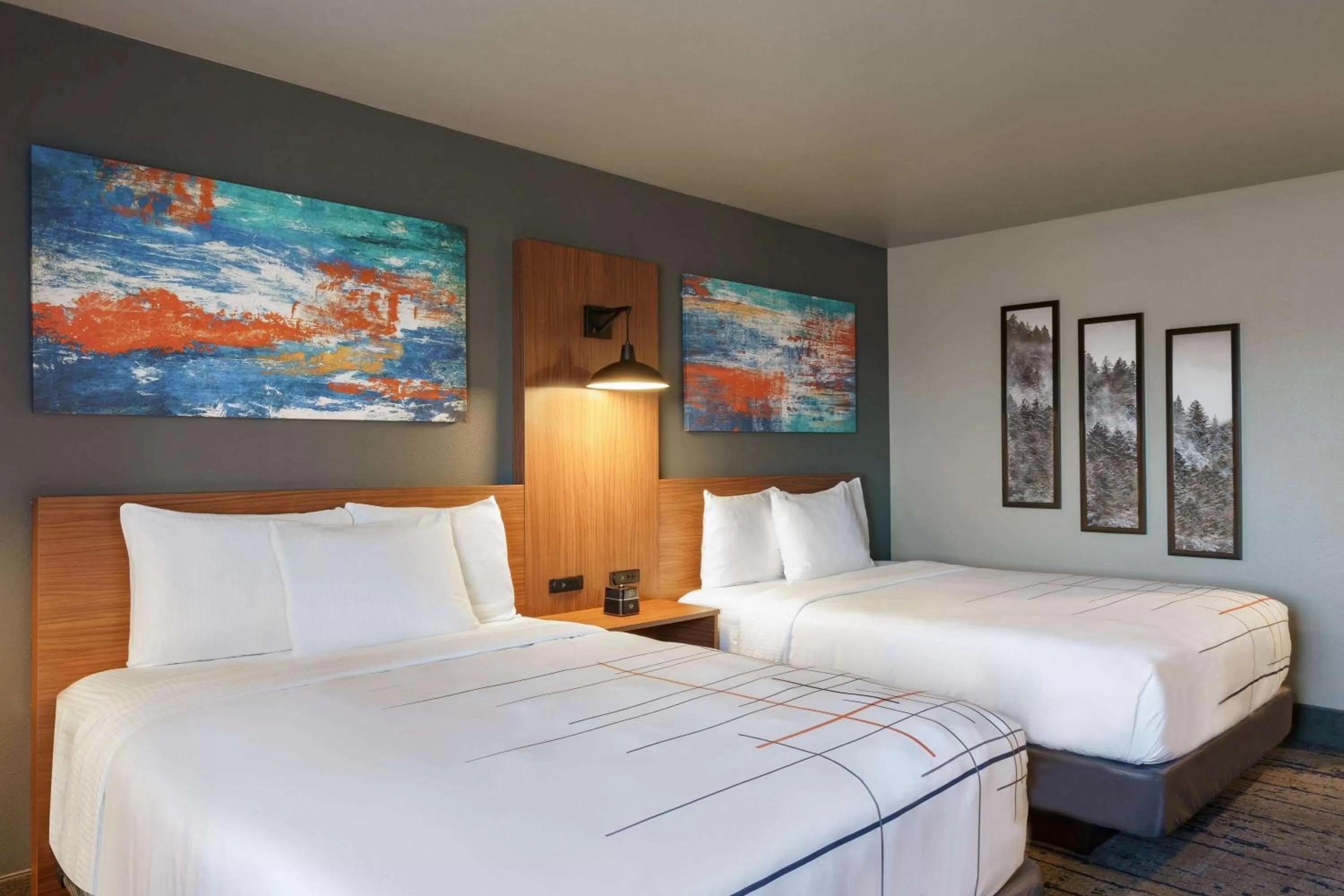 Bed in La Quinta Inn & Suites by Wyndham Springfield